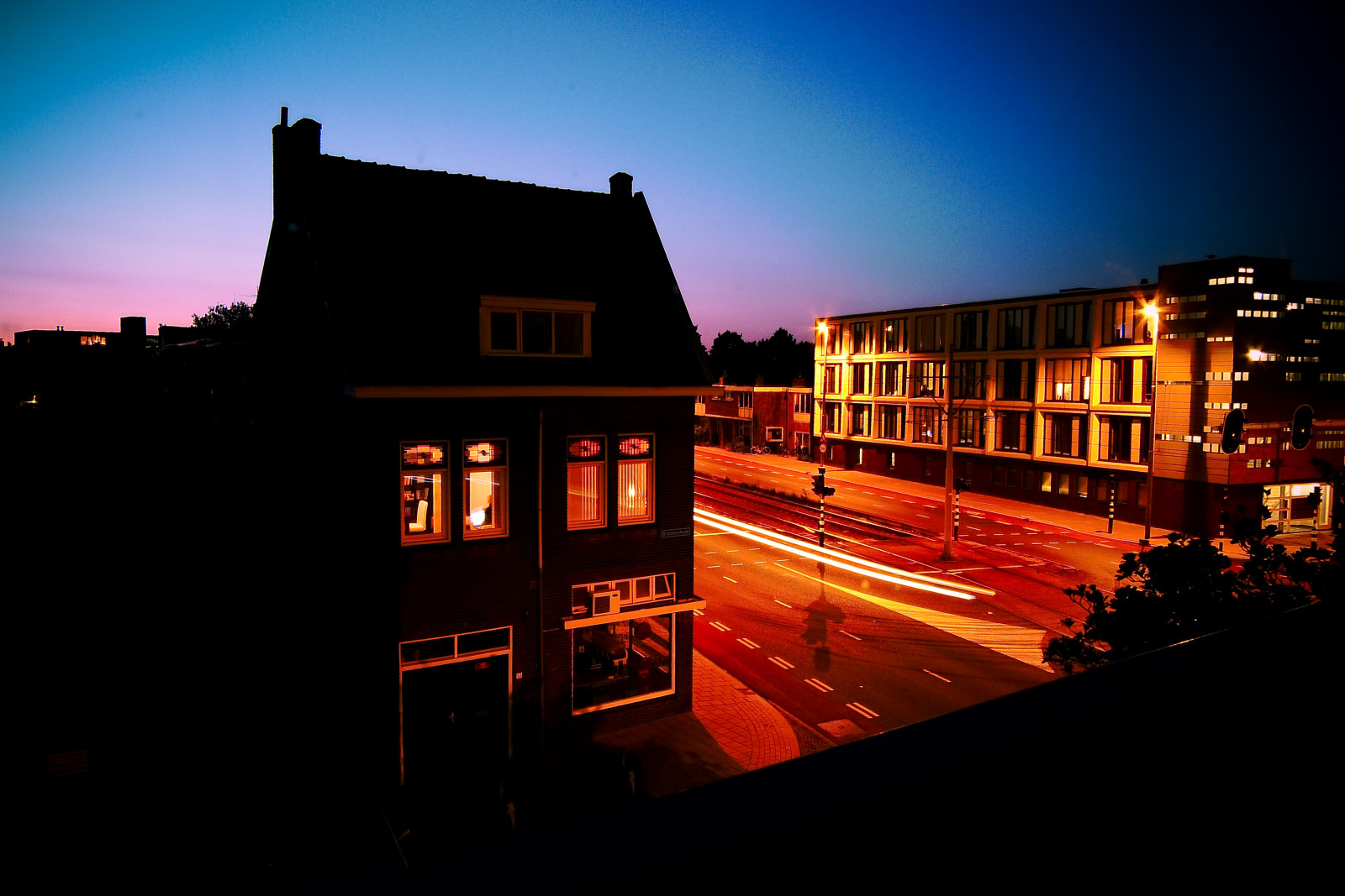 západ slunce, město, noc, architektura, budova, Červené, odraz, nebe, Dům, modrý, večer, spád, město, Nizozemí, soumrak, metropole, Delft, světlo, dlouho, expozice, duha, osvětlení, LX5, tma, lumix, fasáda, urban area, LX3, Brasserskade, Vrijebanselaan