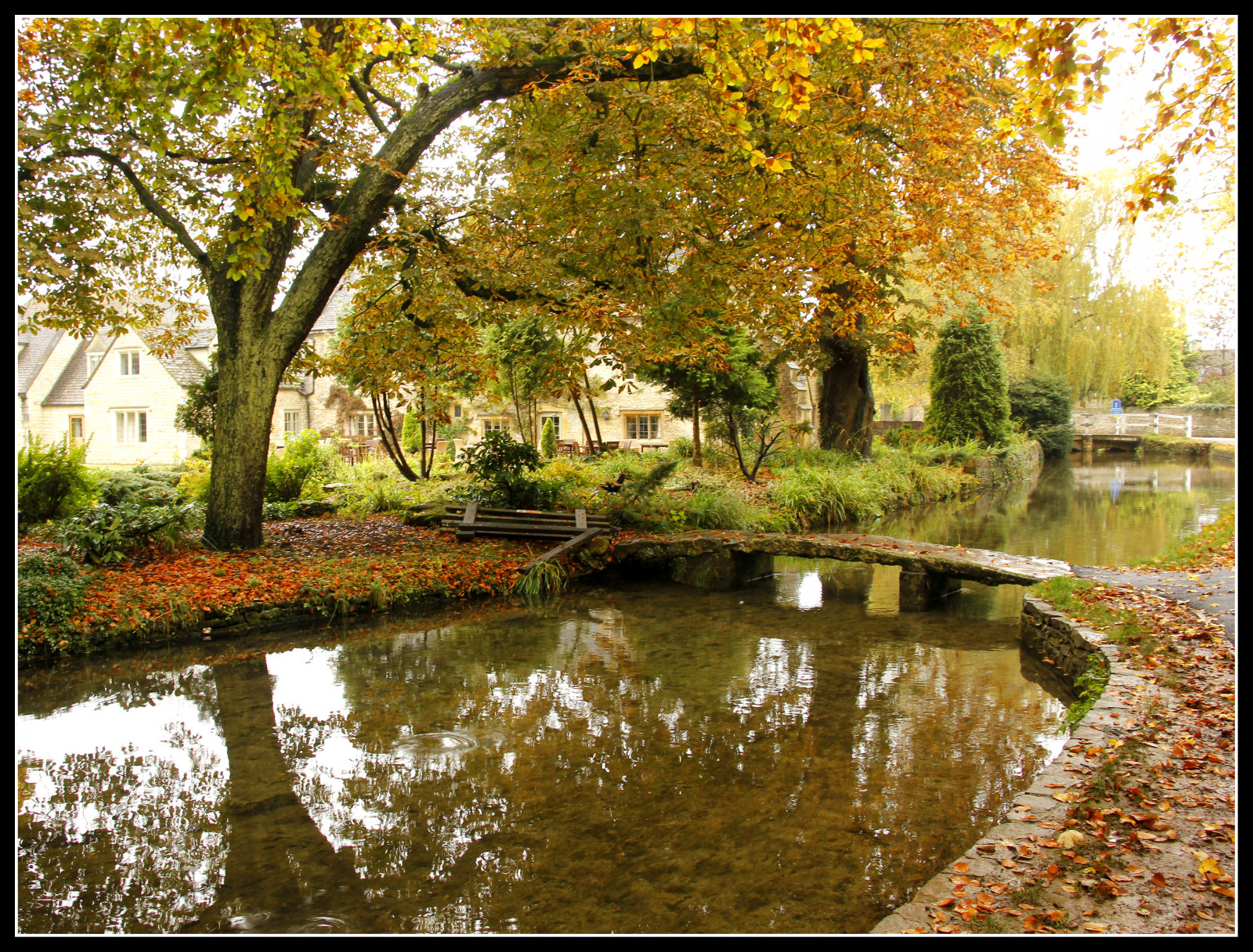 slunečnímu záření, stromy, krajina, listy, zahrada, voda, Příroda, odraz, tráva, park, větev, vesnice, most, řeka, křoví, rybník, hospoda, jaro, kanál, banka, strom, podzim, list, rostlina, mygearandme, odrazy, budovy, barva, vodní tok, thegalaxy, me2youphotographylevel1, icapture, flickrstruereflectionlevel1, canon60d, panasonicdmctz3, vodní, cotswolds, oplocení, Uprchlík