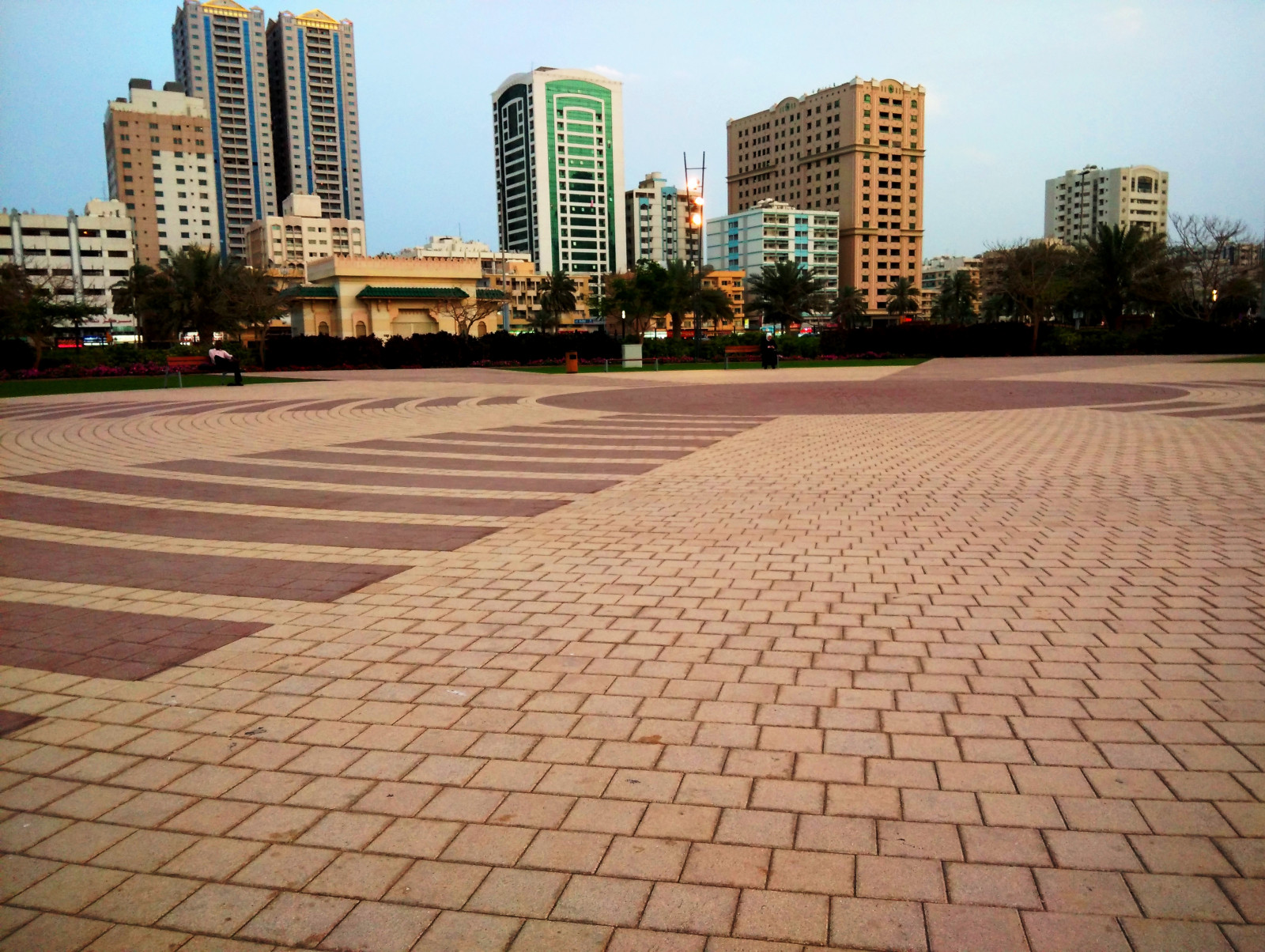 západ slunce, město, ulice, budova, nebe, park, cihly, silnice, panoráma, mrakodrap, náměstí, chodník, asfalt, Emirates, centrum, budovy, Carretera, ciudad, střecha, čára, náměstí, uae, calle, eau, edificio, parque, urban area, Metropolitní oblast, obytný prostor, podlaha, povrch vozovky, Sharjah, Rascacielos, Almajaz