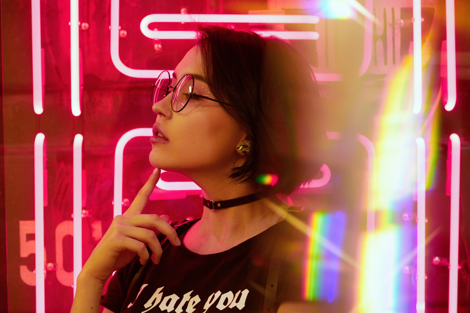 ženy, model, bruneta, portrét, neonová světla, náhrdelník, ženy s brýlemi, krátké vlasy, tričko, profil, zavřenýma očima