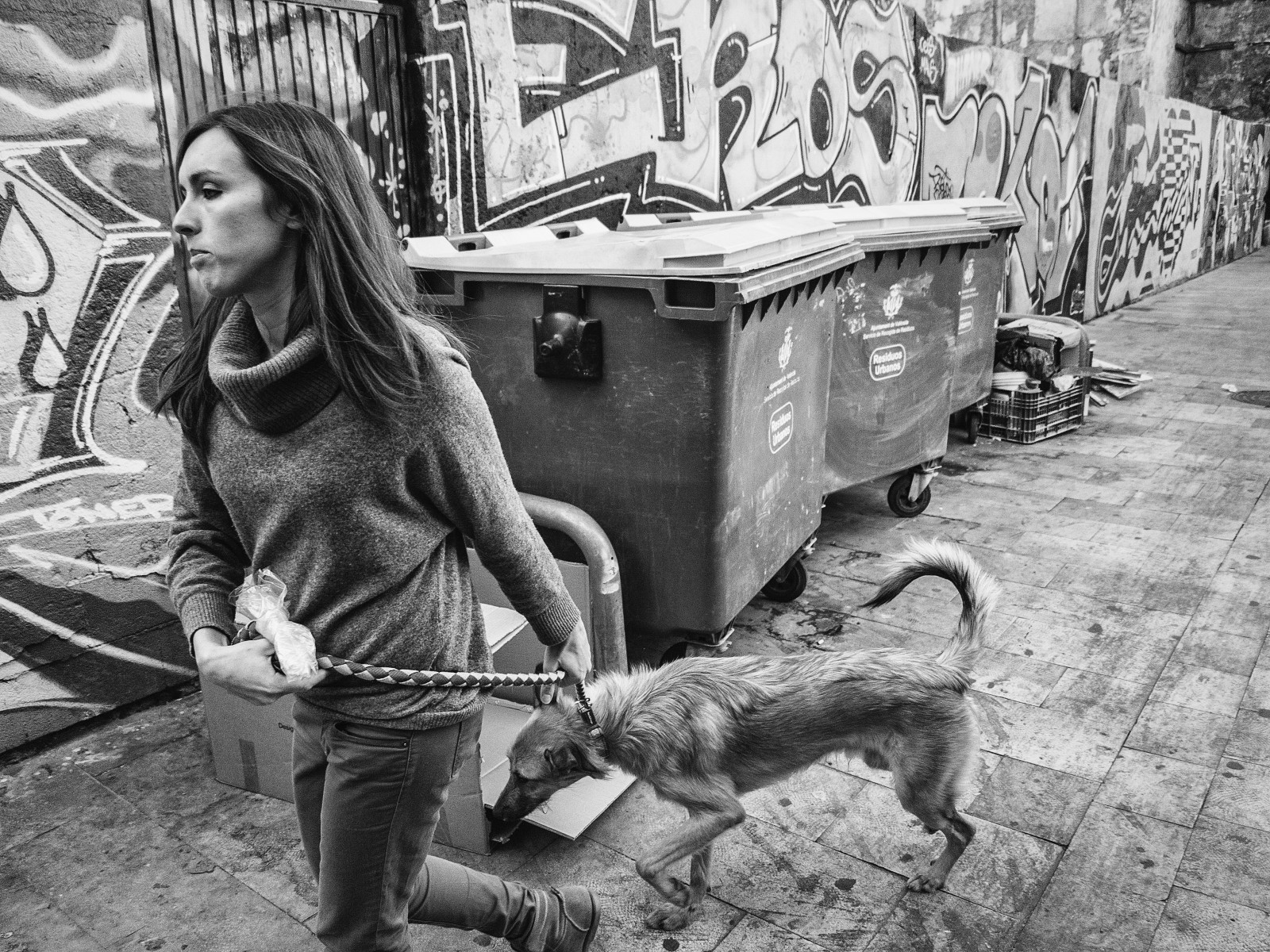 lidé, černobílý, ulice, silnice, fotografování, Pes, grafiti, Valencia, dynamika, Procházka, žena, perro, mujer, třídaFoto, fotografie, streetphotography, unoforever, calle, gente, spmonochrome, bestof2012, fotografia, složení, paseo, Composicion, Černý a bílý, monochromatické fotografování, lidských pozice, odpadky, basura, dinamismo