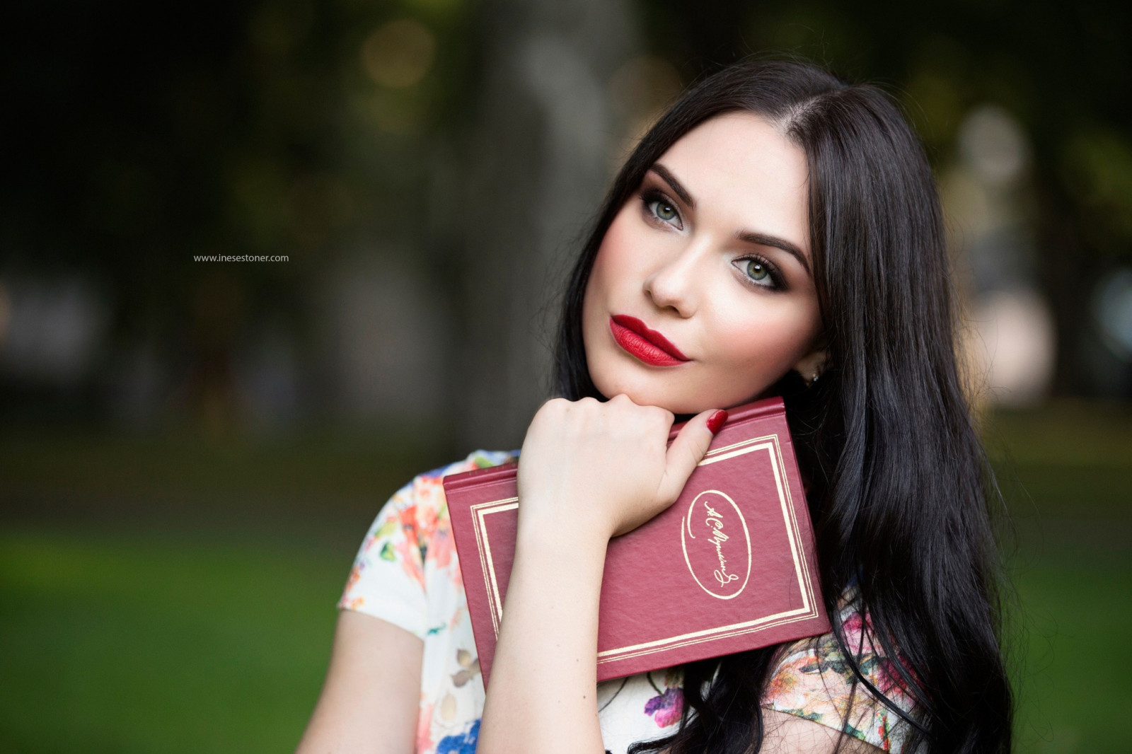 tvář, barvitý, ženy, model, portrét, hloubka pole, odvrátila, dlouhé vlasy, modré oči, bruneta, fotografování, červená rtěnka, knihy, červenými nehty, černé vlasy, móda, Hračka, růžový, Osoba, kůže, samolibě se šklebit, dívka, krása, oko, žena, dáma, fotografie, účes, portrétní fotografie, focení, hnědé vlasy, břicho