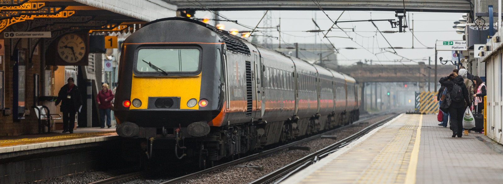 lidé, vozidlo, déšť, mraky, vlak, Anglie, vlakové nádraží, Kánon, Spojené království, doprava, listopad, Veřejnost, lokomotiva, elektřina, rychlá přeprava, 2014, mrak, vlaky, podzim, 5 d, zakalený, flickr, hloubka, vlakové nádraží, dráha, přeprava, 5diii, greatbritain, deštivý den, cestující, zatažený den, Spojené království, Newark, ilobsterit, 5dmk3, 5D3, přední strana, Metropolitní oblast, druh dopravy, veřejná doprava, železniční doprava, kolejová vozidla, osobní automobil, železniční vůz, vysokorychlostní železniční, elektrické napájení, British Rail, NetworkRail, Nottinghamshire, canoneos5dmk3, ECML, newarknorthgate, canon5dmk3, canon70200f28ismk2, eastcoastmainline, hst, GrandCentral, Class43, Intercity125, vysokorychlostní vlak