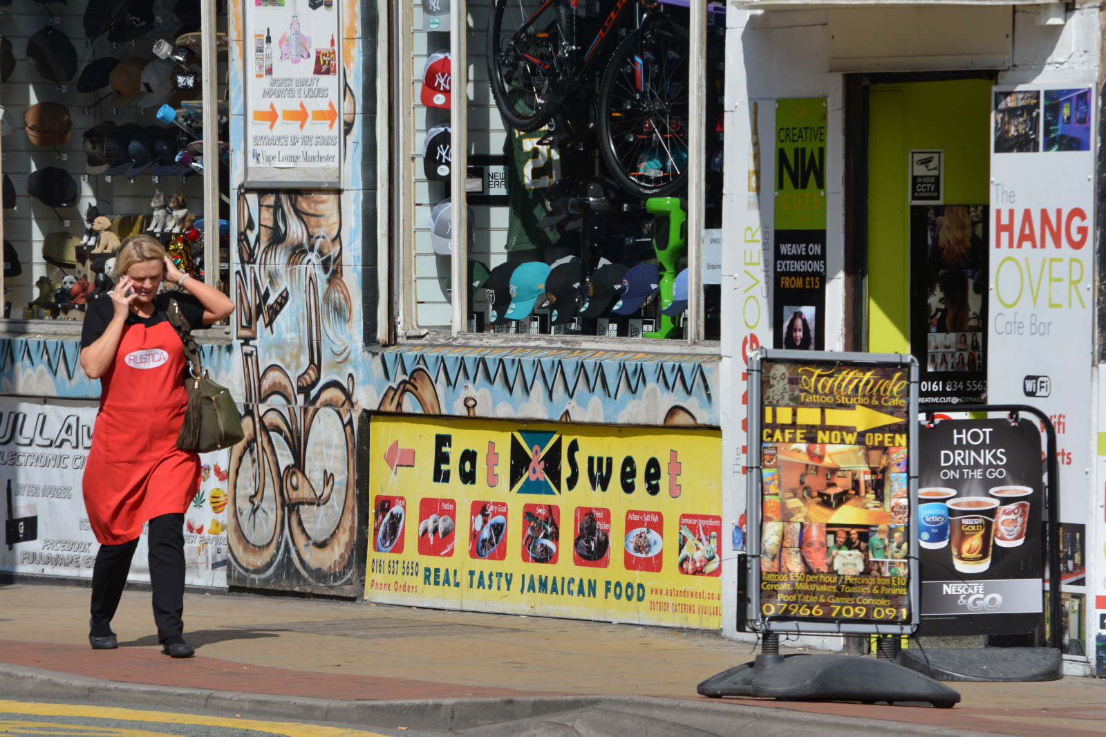 ženy, město, ulice, vozidlo, silnice, text, Anglie, Nescafe, znaky, Nikon, grafiti, pouliční umění, pěší, UMĚNÍ, venkovní, ženský, pouliční umění, chodník, wallart, reklamní, streetphotography, chodník, urbanart, Manchester, Spojené království, průčelí obchodu, rekreace, northernquarter, výloha, churchstreet, nikon5200, manchesterstreets, Tattoopalour, Wallmural, na mobilu, Cyklostezka, Jamicanfood, Kavárna, Tattooshop, basebalové čepice, Creativenw, Thehangovercafe