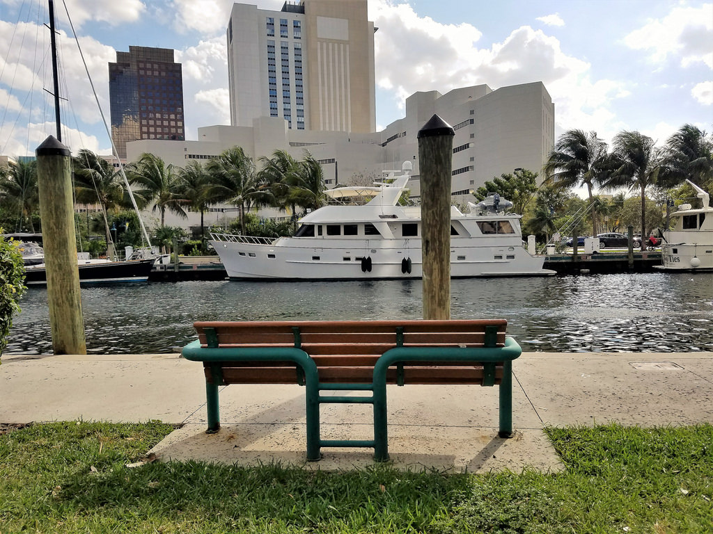 Newriver, Fort Lauderdale, riverwalk, Tidalestuary, Browardcounty, nábřeží, Lasolasboulevard, lavice, řeka, kanál, jachta, Florida