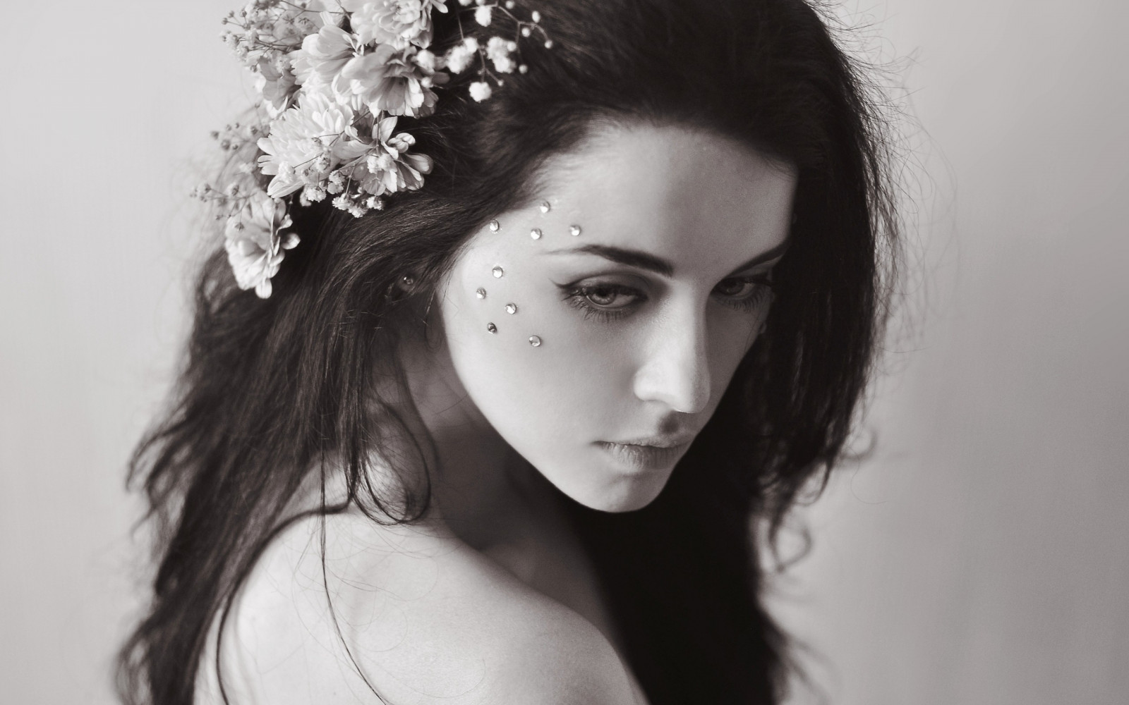 tvář, bílý, Černá, ženy, černobílý, model, portrét, dlouhé vlasy, fotografování, šaty, móda, vlasy, Květina ve vlasech, Osoba, kůže, oblečení, hlava, dívka, krása, oko, žena, dáma, fotografie, účes, Černý a bílý, monochromatické fotografování, portrétní fotografie, focení, hnědé vlasy, orgán, goth subkultury