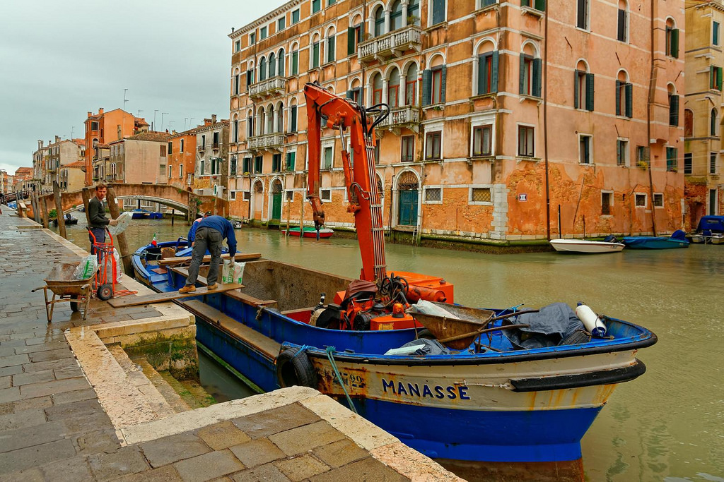 loď, město, Itálie, voda, nebe, Benátky, vozidlo, Cestovní ruch, přístav, Nikon, dok, kanál, kolečko, NIKKOR, Italia, Rio, plavidlo, kanál, quai, italie, D7100, Venezia, lodičky, venise, veneto, rekreace, vodní, plavidla veslování, gondola, Venetie, cannaregio, bárka, Venecia, 1685f3556gedvr, Misericordia, Ghettonuovo, Lavorare, Gabarra, Riodellamisericordia, Manass, Fondamentaormesini, Pontedeiormesini, Ormesinibridge, water transportation