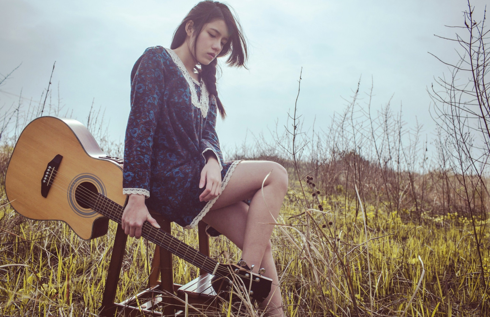 ženy venku, ženy, model, tráva, kytara, sedící, vlasy, jaro, Osoba, dívka, krása, sezóna, dáma, fotografie, lidských pozice, focení