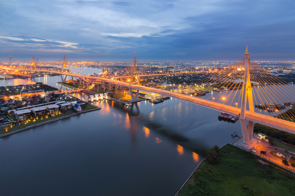 západ slunce, město, ulice, panoráma města, noc, architektura, voda, odraz, nebe, panoráma, večer, ráno, most, řeka, konstrukce, horizont, kruh, Dálnice, soumrak, ptačí perspektivy, Thajsko, Bangkok, visutý most, metropole, inženýrství, Soumrak, svítání, přechod, vysoký, design, Napájení, kanál, přeprava, mezník, spojení, připojit, během dne, obchodní, závěsný, UrbanScene, panel, suspensionbridge, průmysl, scenics, urban area, Metropolitní oblast, letecké snímkování, kabel vydržel most, dálnice, nadváha, famousplace, chaophrayariver, Dopravní pás, Bytový projekt, Ocelový plech, Multiplelanehighway, Velká budova, Chaophrayadelta, fixed link, extradosed bridge