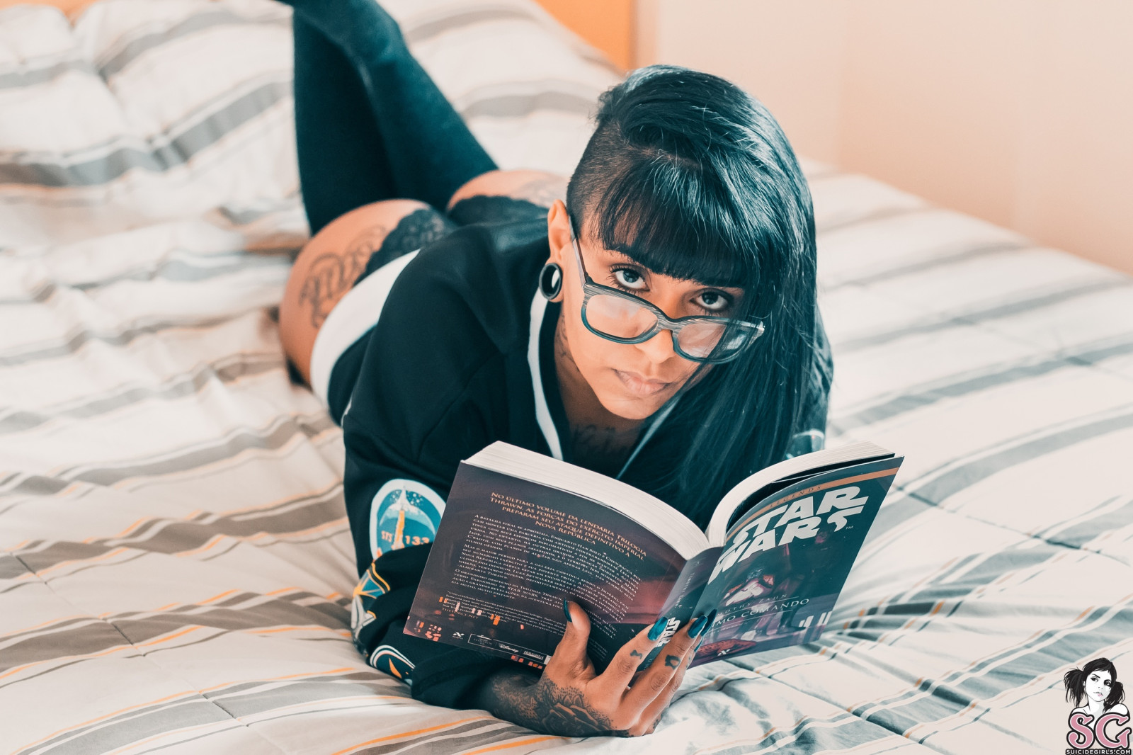 suicidegirls, ženy, bruneta, Černá, tetování, halenka, list, polštář, brýle, knihy, Ponce Suicide