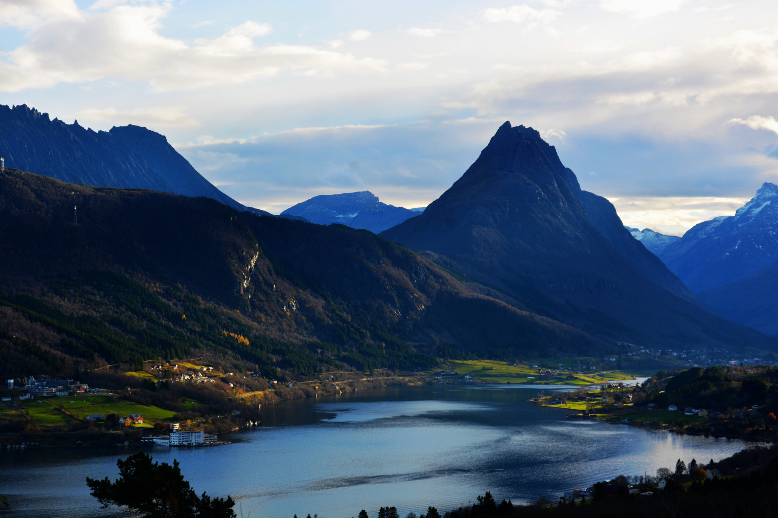 paesaggio, montagne, collina, lago, acqua, natura, riflessione, cielo, nuvole, Norvegia, sera, mattina, fiume, orizzonte, atmosfera, Parco Nazionale, fiordo, valle, natura selvaggia, Alpi, Banca, paesaggio mount, lago del cratere, suono, distretto del Lago, cresta, nube, albero, montagna, natur, h st, serbatoio, norge, laghetto, montanaro, re sunnm, Sykkylven, rsalpene sunnm, rsalpane sunnm, martinystenes, lago, Vestlandet, m reogromsdal, morfologie montane, catena montuosa, collina stazione, geomorfologia glaciale, abbattere, Straumgjerde, sykkylvsfjorden, straumshornet