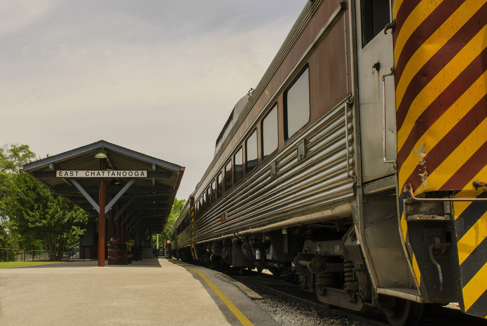 vozidlo, vlak, železnice, Cestovní ruch, vlakové nádraží, údolí, Spojené státy americké, Pracovní, doprava, práce, náklad, lokomotiva, Chattanooga, Tennessee, rychlá přeprava, strom, železnice, stanice, východní, nás, jižní, turista, dráha, přeprava, jižní, prohlížení památek, kolejnice, tranzit, destinace, tn, veřejná doprava, železniční doprava, kolejová vozidla, osobní automobil, železniční vůz, nákladní auto