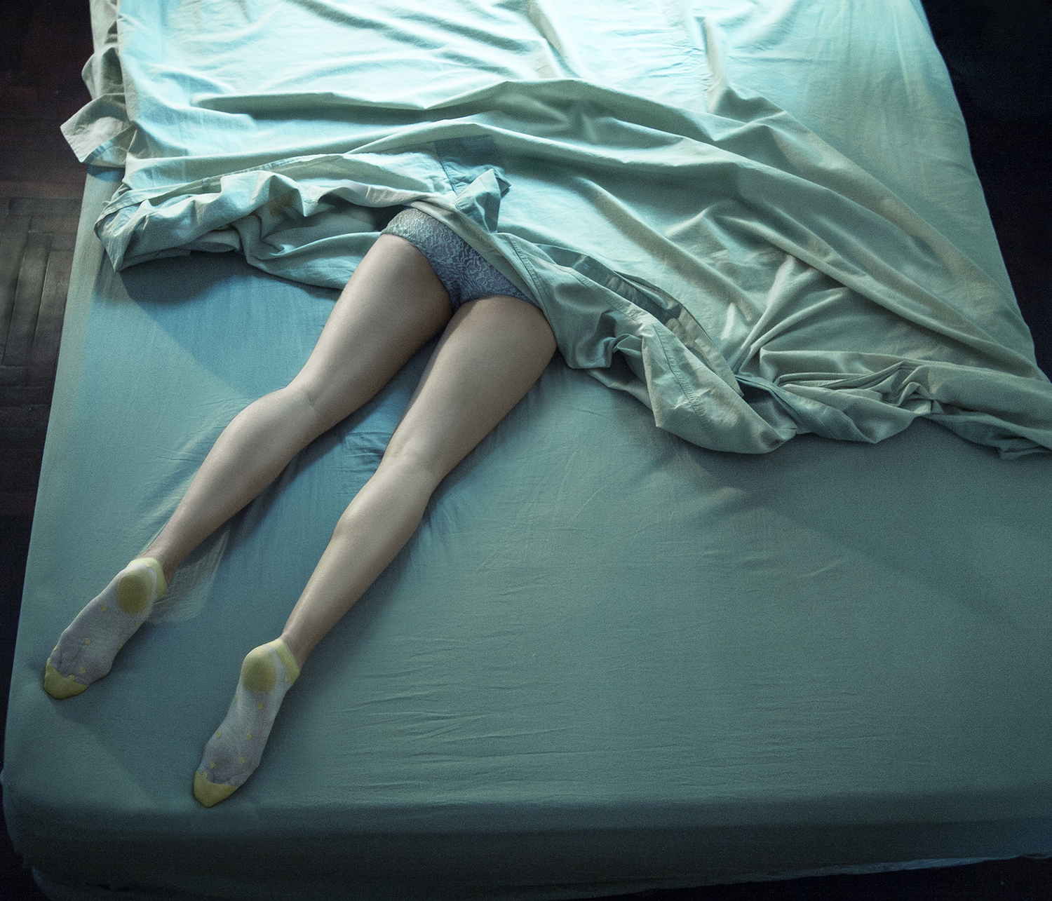 Wallpaper legs, bed, dress, green, blue, fashion, headless, dreamy, clothing, color, beauty
