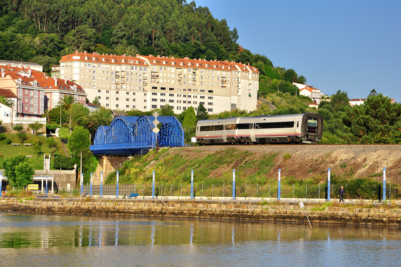 landskab, by, sø, vand, bygning, afspejling, himmel, tog, jernbane, hus, Turisme, landsby, flod, Nikon, Bank, TRD, ejendom, træ, jernbane, tog, plante, tren, d90, passagerer, nikond90, jernbaner, facade, diesel, vandveje, rENFE, mediadistancia, FFCC, Trenes, DMU, pasajeros, 594, 594.004