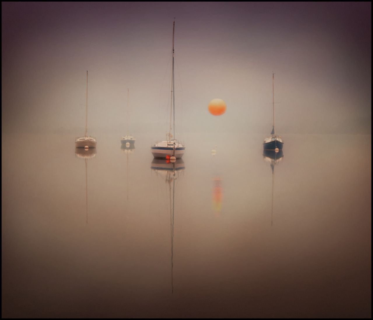 voda, nebe, svítání, mlha, svítilna, jachty, Cumbria, brzy, mlha, svítání, odrazy, osvětlení, lodě, Lake District, svítidlo, zátiší fotografování, kotviště, stožáry, uvázány, bouys, Pooleybridge, Lakeullswater