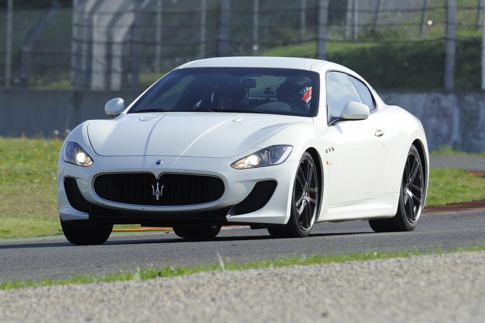 auto, vozidlo, sportovní auto, Maserati, kupé, výkon auta, Maserati GranTurismo, 2012, netcarshow, netcar, obrázky vozidel, photo auto, kolo, GranTurismo MC Stradale na trati debutu v Mugellu 15 Oct 2010, superauto, pozemní vozidla, automobilového designu, automobilový exteriér, automobil make, luxusní vůz, nárazník