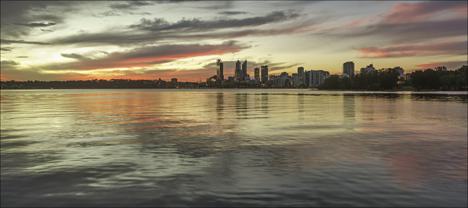 krajina, západ slunce, moře, město, panoráma města, jezero, voda, pobřeží, odraz, nebe, mraky, svítání, uklidnit, panoráma, večer, ráno, řeka, horizont, Sony, soumrak, Austrálie, Soumrak, široký úhel, mrak, scenérie, svítání, oceán, carlzeiss, alfa, nádrž, scénický, západní Austrálie, A99, slta99, stevekphotography, odlesk, tělo z vody, meteorologický jev, sal1635z, variosonnar163528za, swanriver, Southperth, Cityofperth