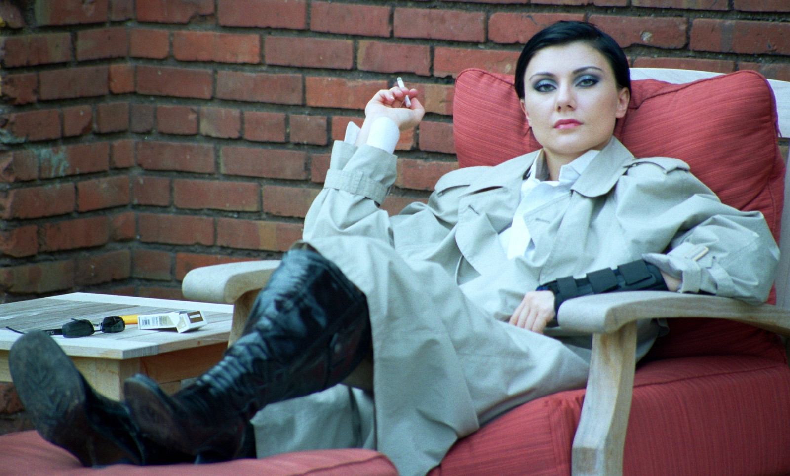 Červené, Černá, Studený, sexy, Cihlový, sLR, film, kůže, kámen, stěna, ženský, 35MM, vinobraní, temný, vlasy, zábava, 50mm, oči, erotický, Noir, vnější, kůže, boty, kouř, kabát, bledý, retro, kouření, příkop, plášť, bunda, krátký, vyzvědač, plášť, kuřák, uvolněný, sedící, gumshoe, excentrický, detektivní, patent, Cigerette