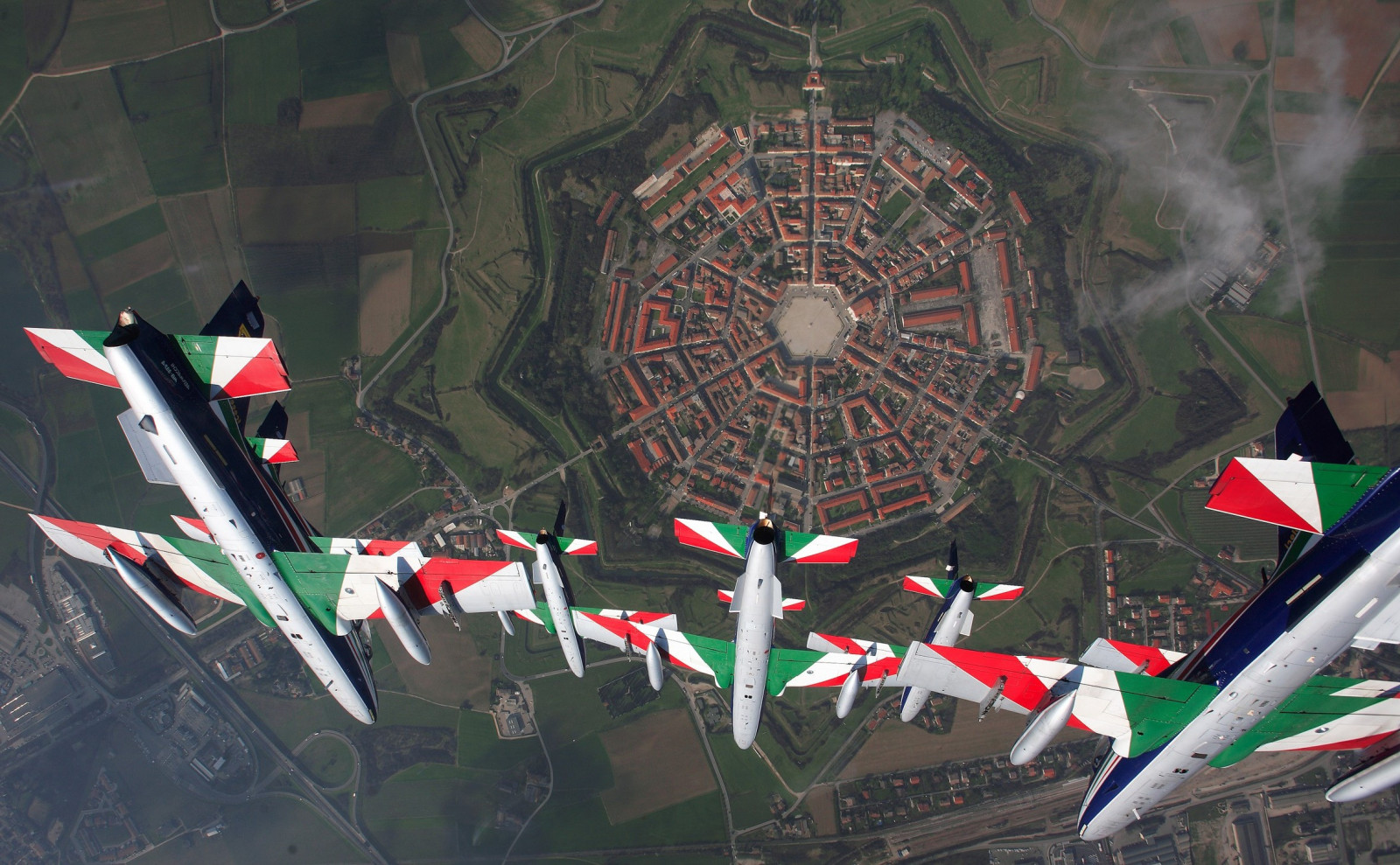 peisaj, oraș, Italia, clădire, casă, Jucărie, forța aeriană, Frecce Tricolori, Palmanova, captură de ecran, atmosfera pământului, 2362x1461 px