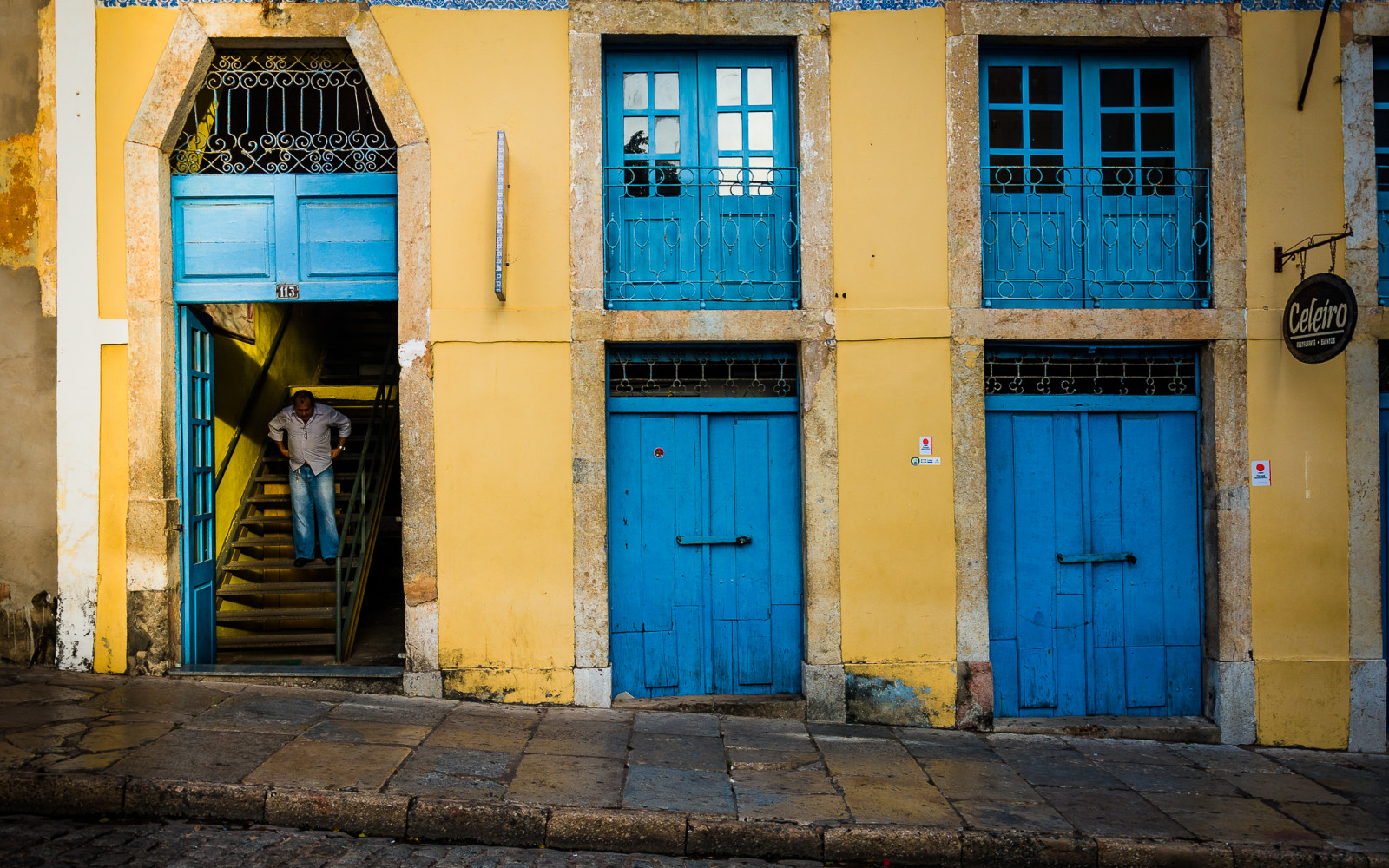 mennesker, vindue, gade, arkitektur, væg, vej, træ, hus, gul, blå, arbejdere, by, Nikon, dør, Brasilien, azul, Brasil, infrastruktur, Rua, farve, gyde, streetphotography, D7100, candidstreetphotography, Pessoa, nikond7100, facade, Amarelo, byområde, kvarter, maranh o, s olu s, nordestebrasileiro, beboelse, Moradia, casaroes, centrohist ricos olu s, Trabalhadores