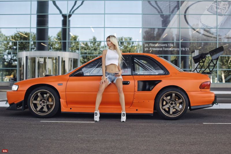 ženy, blondýnka, auto, vyčiněné, jean šortky, tenisky ženy, blondýnka, auto, vyčiněné, jean šortky, tenisky