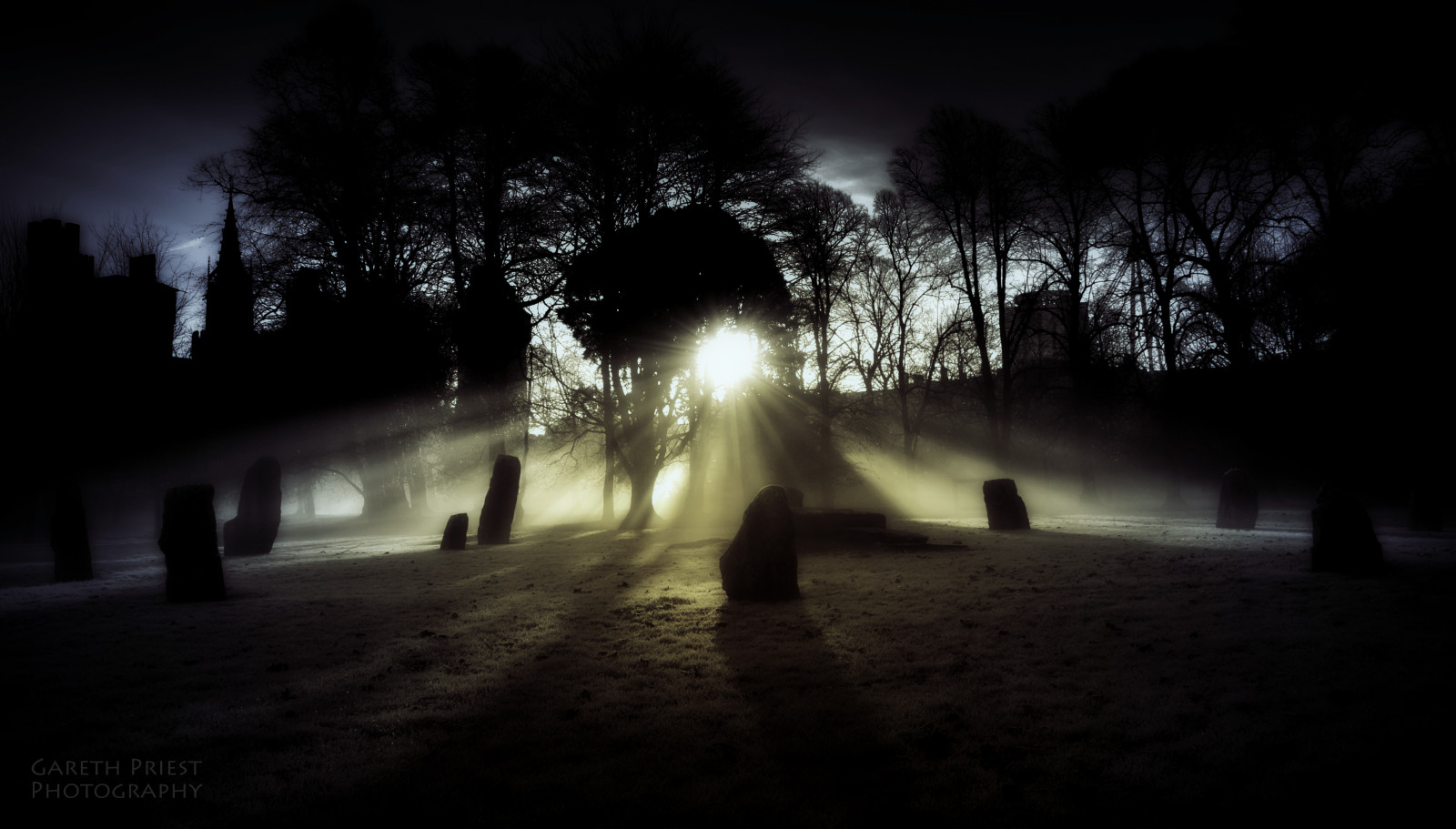park, Spojené království, ráno, stromy, světlo, stín, slunce, slunečnímu záření, mlha, inspirace, Studený, UMĚNÍ, památník, silueta, Wales, kontrast, svítání, temný, krajina, svítání, starověký, Nikon, pamětní, uctívání, mráz, experimentální, nálada, jasný, kameny, tvořivý, Cardiff, dramatický, vysoký kontrast, nadreálný, atmosféra, děsivý, strašidelný, éterický, tajemný, historický, sunburst, keltský, Druid, Pojem, duchovní, sluneční paprsky, tóny, sluneční paprsky, cardiffcastle, butepark, Sunstar, Coopersfield, D5100, Gorseddstonecircle