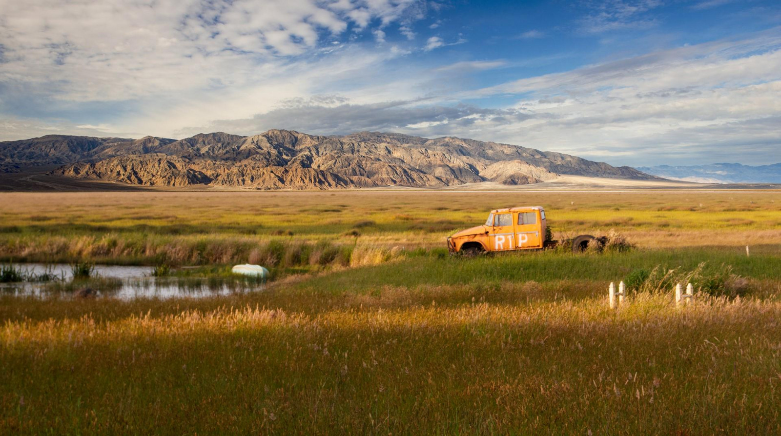 mrak, nebe, pneumatika, rostlina, kolo, vozidlo, hora, Natural landscape, přírodní prostředí, pozemek pozemek, nákladní auto, voda, tráva, zemědělství, lučina, automotive pneumatiky, prostý, krajina, silnice, louka, tráva rodina, horizont, motorové vozidlo, prérie, kopec, plošina, pastvina, Volně žijících živočichů, pole, step, večer, klesl, půda, přírodní rezervace, automotive wheel system, kupa, ranč, strom, válcování, křoviny, pohoří, stroj, Prašná silnice, savana, tundra, sklizeň, oříznutí, západ slunce, divoká rostlina, hospodařit, mokřadní, sláma
