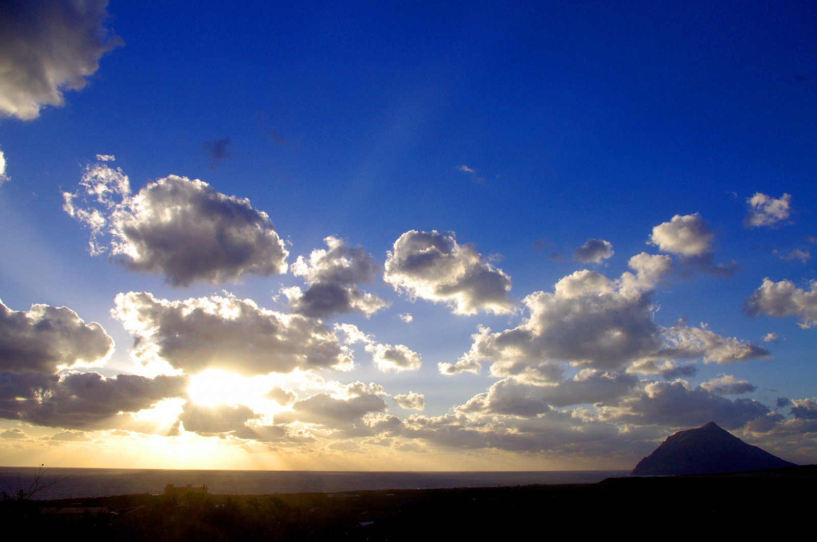 Japonsko, slunečnímu záření, západ slunce, Asie, Příroda, nebe, mraky, svítání, večer, ráno, slunce, horizont, atmosféra, ostrov, soumrak, pentax, 2014, světlo, mrak, svítání, během dne, odlesk, červená obloha v dopoledních hodinách, meteorologický jev, kupa, Hachijojima