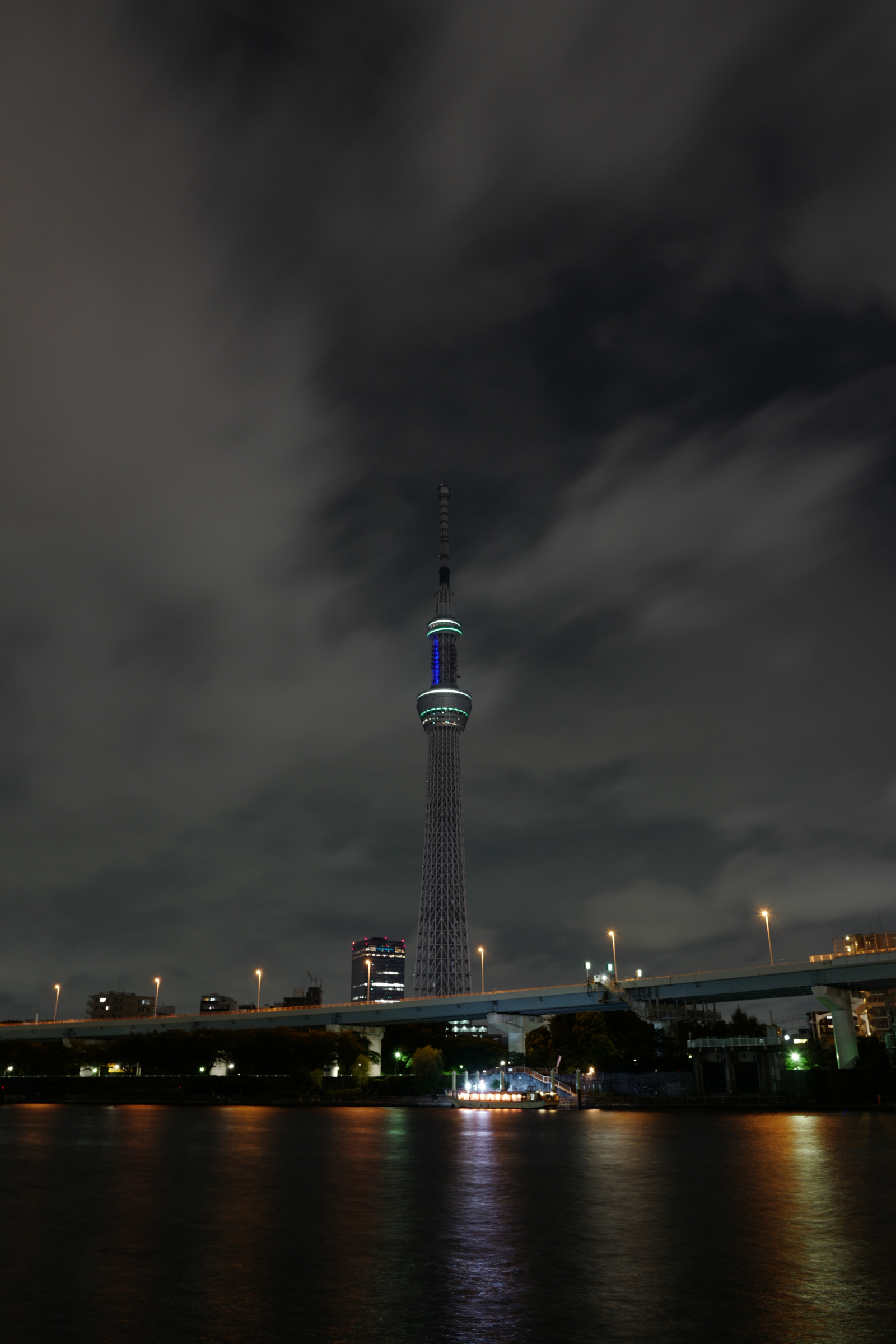 město, panoráma města, noc, architektura, odraz, nebe, panoráma, mrakodrap, večer, věž, horizont, soumrak, Leica, Tokio, jp, Skytree, světlo, mrak, zakalený, svítání, osvětlené, osvětlení, tma, mezník, Tokyo Sky Tree, sumidariver, sumidagawa, summilux, leicaq, summilux1728, q, 1728, Atmosféra Země, lidské osídlení