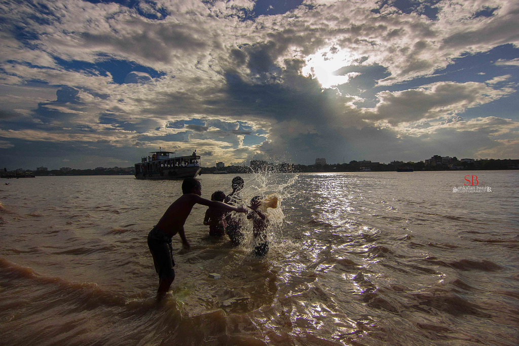landskab, hav, børn, sø, vand, kyst, sand, afspejling, himmel, skyer, strand, Indien, aften, kyst, flod, Canon, horisont, spille, ferie, Kolkata, Sky, træ, vandskab, ocean, plaske, bølge, sjovt, clickcamera, 550D, rekreation, ghats, Tokina, krop af vand, meteorologisk fænomen, 1116, sankalan, sankalanbanikphotography, ahiritola