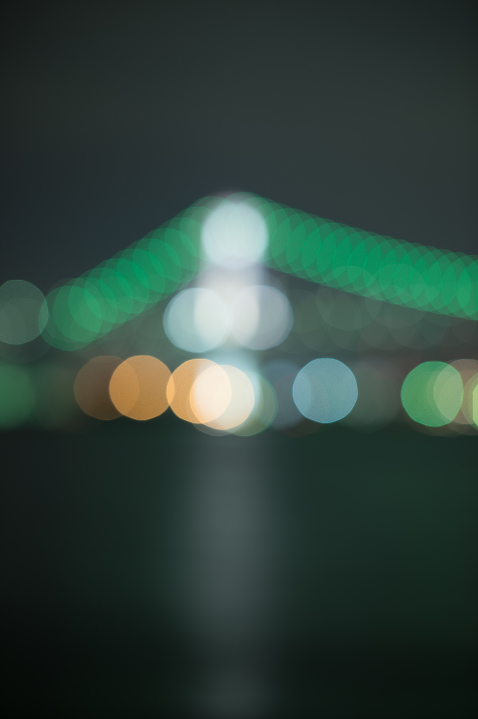 Japonsko, noc, architektura, odraz, zelená, modrý, most, kruh, Nikon, odlesk objektivu, Tokio, jp, světlo, barva, NIKKOR, osvětlené, osvětlení, osvětlení, tvar, čára, tma, mezník, duhový most, tokyobay, afs105mmf14eed, afsnikkor105mmf14eed, df, Harumi, harumiferryterminal, počítač tapeta, makro fotografie