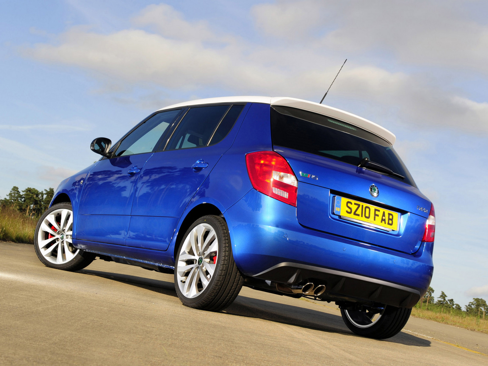 auto, vozidlo, 2013, Suzuki, limuzína, Skoda, Škoda Fabia, netcarshow, netcar, obrázky vozidel, photo auto, verze Fabia RS UK, pozemní vozidla, automobilový exteriér, automobil make, rodinný vůz, kompaktní vůz, subcompact auto, hatchback, supermini, Suzuki swift