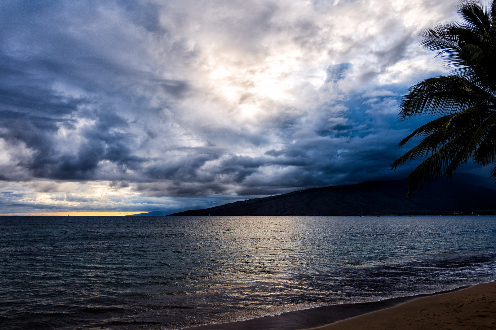 slunečnímu záření, hory, západ slunce, moře, záliv, jezero, Příroda, pobřeží, písek, odraz, nebe, mraky, pláž, svítání, bouřka, večer, ráno, pobřeží, horizont, pelerína, soumrak, Hawaii, Leica, Maui, 2016, barva, mrak, západ, strom, svítání, venkovní, dlaň, oceán, vlna, palmtree, leicaq, q, tělo z vody, mořská vlna, meteorologický jev, Kihei, westmauimountains