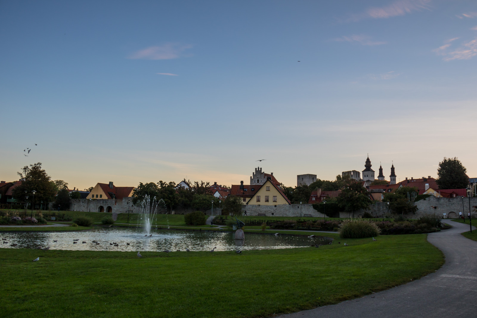 město, panoráma města, odraz, nebe, park, panoráma, večer, ráno, náměstí, Visby, dovolená, zámek, strom, exif modelu canoneos760d, geocountry, Kamera aby kánon, geocity, Model fotoaparátu canoneos760d, geostate, geolocation, EXIF čočka efs18200mmf3556is, EXIF otvor 56, exif aby kánon, EXIF isospeed 100, exif focallength 18mm, Gotland, attackfoto, attackfoto8, almedalen, dammpond, lidské osídlení