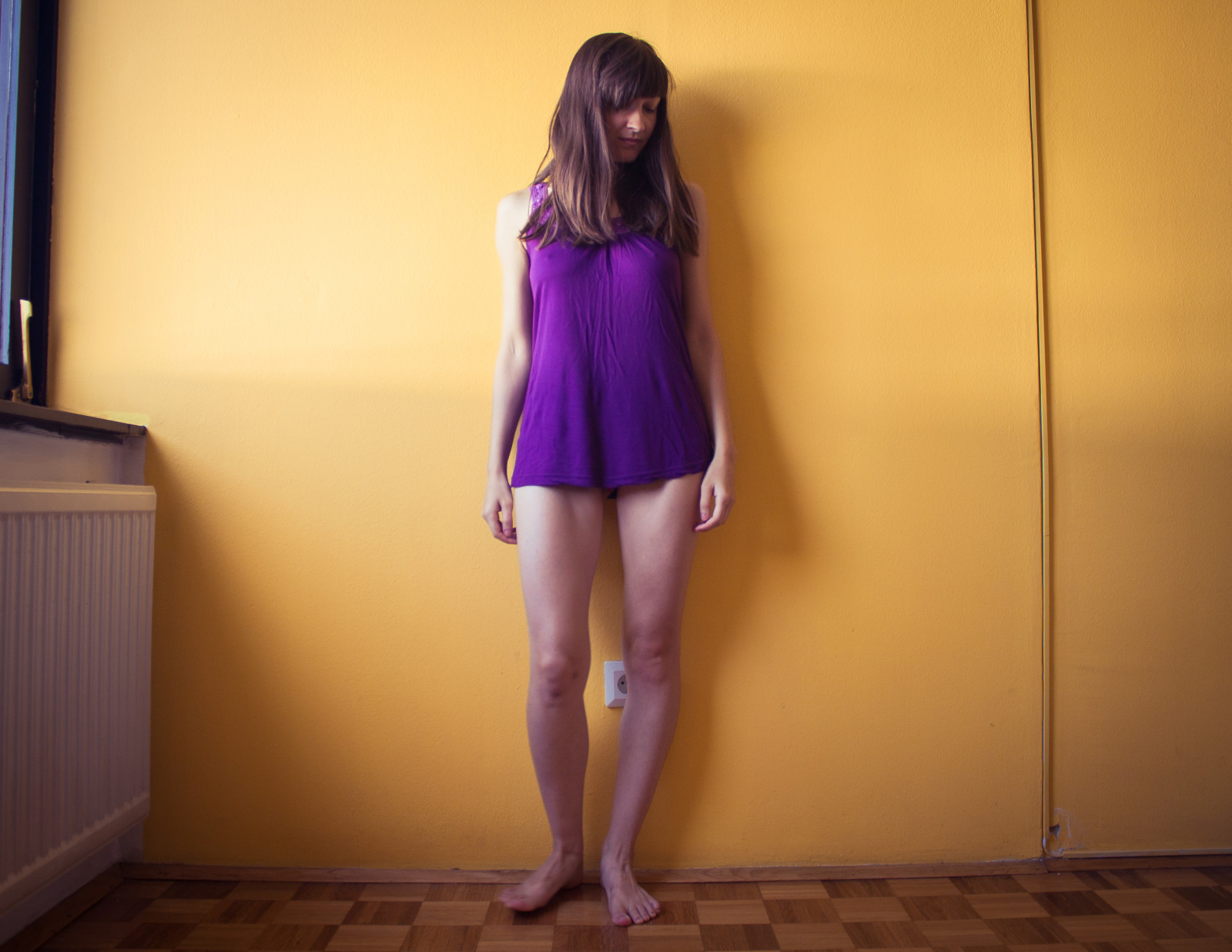 tvář, model, portrét, okno, dlouhé vlasy, bruneta, pokoj, místnost, interiér, nohy, stín, Obsazení, stěna, šaty, žlutý, jednoduchý, móda, vlasy, ofina, spodní prádlo, punčocháče, prázdný, plachý, Uvnitř, oblečení, skrytý, září, světlo, dívka, krása, žena, dáma, dívej se, mě, ženský, selfie, noha, autoportrét, kolena, skrýt, třepení, focení, břicho, Lidské tělo, stehno, spodní prádlo, pohmoždit, canoneos500d, efs1855mmf3556is