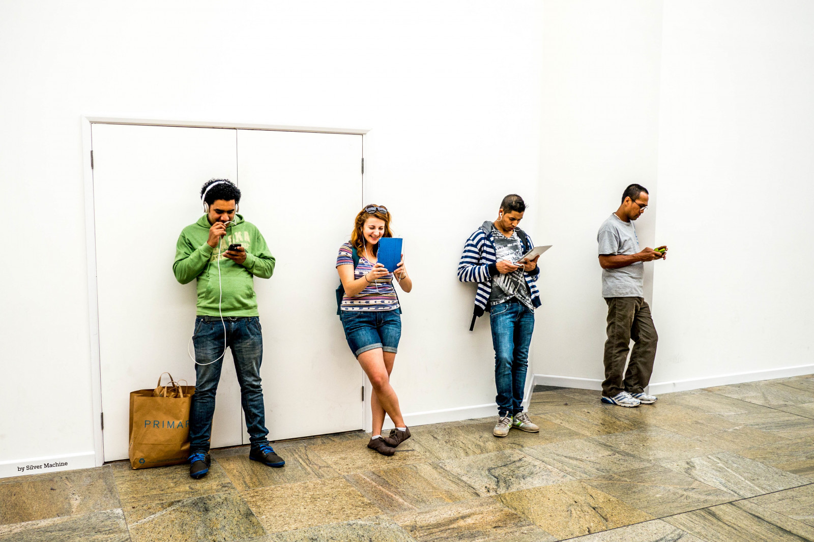 Straße, Menschen, Jungen, Mädchen, Lumix, offen, Strassenfotografie, Einkaufszentrum, Hampshire, Kopfhörer, Southampton, Telefone, Tafeln, Westquay, Lumixg, Lumixg14mmf25, Lumixg5, Southamptonlumixdemoday, Southamptonstreettour