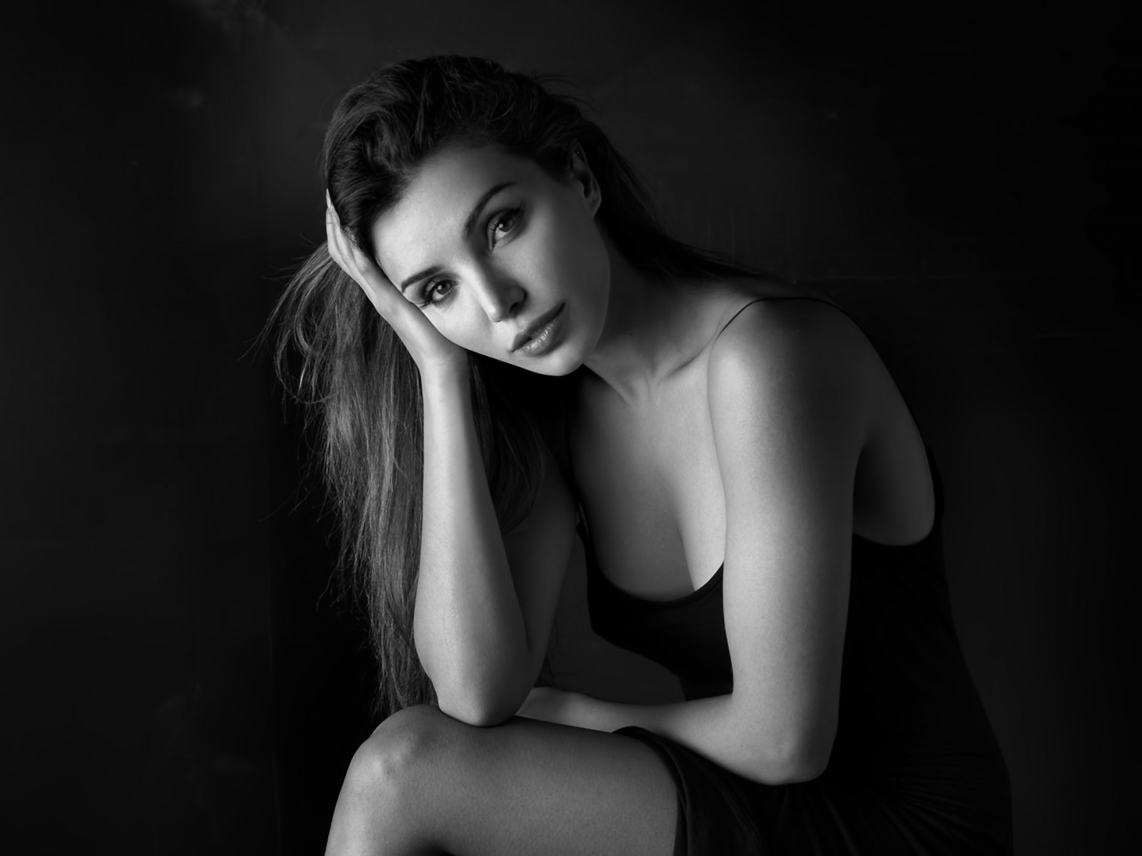 สีขาว, ดำ, ผู้หญิง, ขาวดำ, โมเดล, แนวตั้ง, ผมยาว, นั่ง, การถ่ายภาพ, แต่งตัว, ผมสีดำ, มือบนศีรษะ, คน, หญิงสาว, ความงาม, ตา, ผู้หญิง, ผู้หญิง, ความมืด, ความรู้สึก, ดำและขาว, ถ่ายภาพขาวดำ, ตำแหน่งของมนุษย์, การถ่ายภาพบุคคล, การถ่ายภาพ, ฟิล์มนัวร์, ผมสีน้ำตาล, ศิลปะ