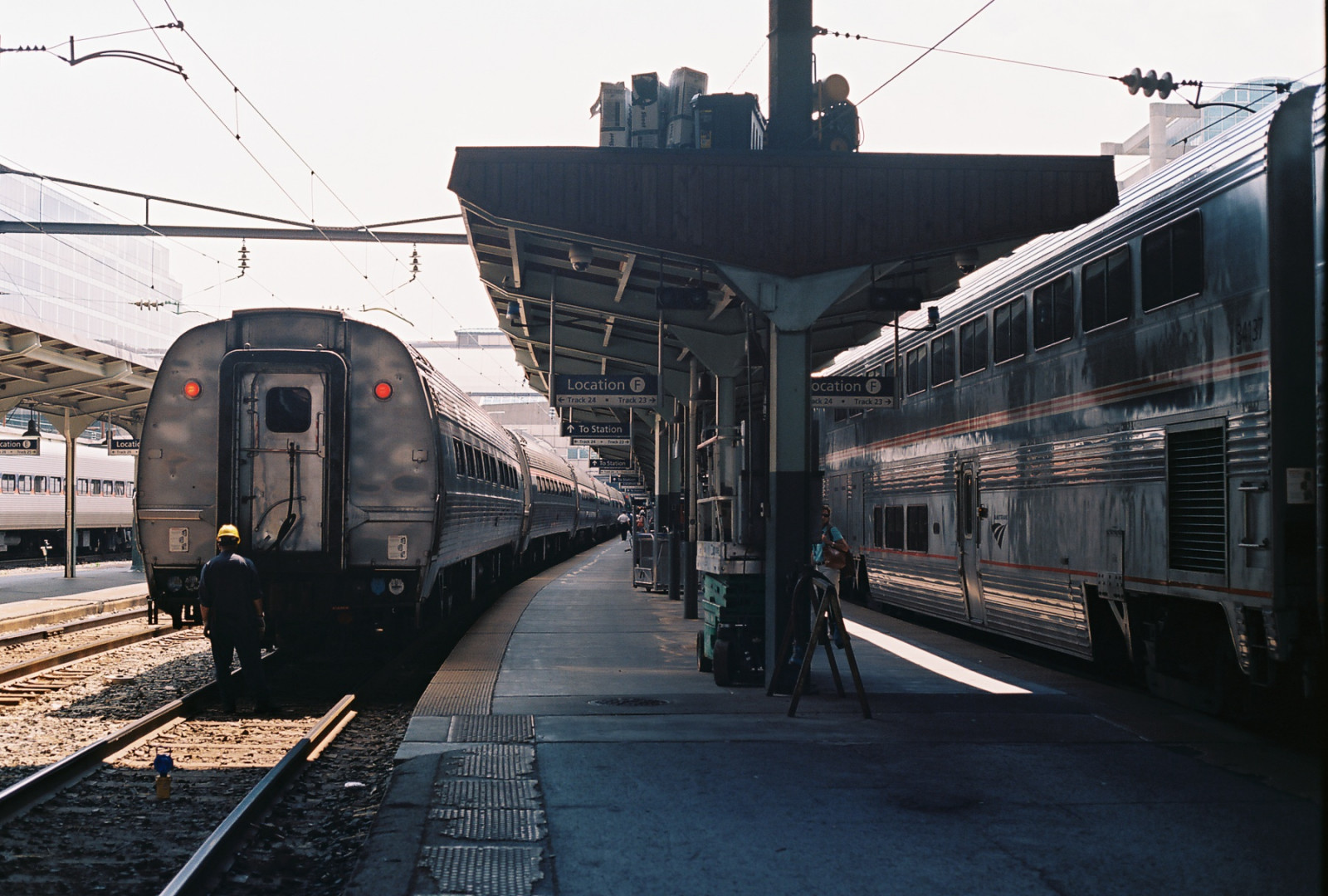 by, jernbane, rejse, lys, skygge, by-, biograf, film, station, kontrast, analog, tog, 35MM, Canon, Washington DC, DC, washington, downtown, Kodak, AE1, centercity, jernbane, Solrig, afstandsmåler, eventyr, udforske, Amtrak, 35mmfilm, togstation, analog, canonae1, filmisk, DMV, urbanphotography, Urbex, urbansetting, filmphotography, locamotive, kodakektar100