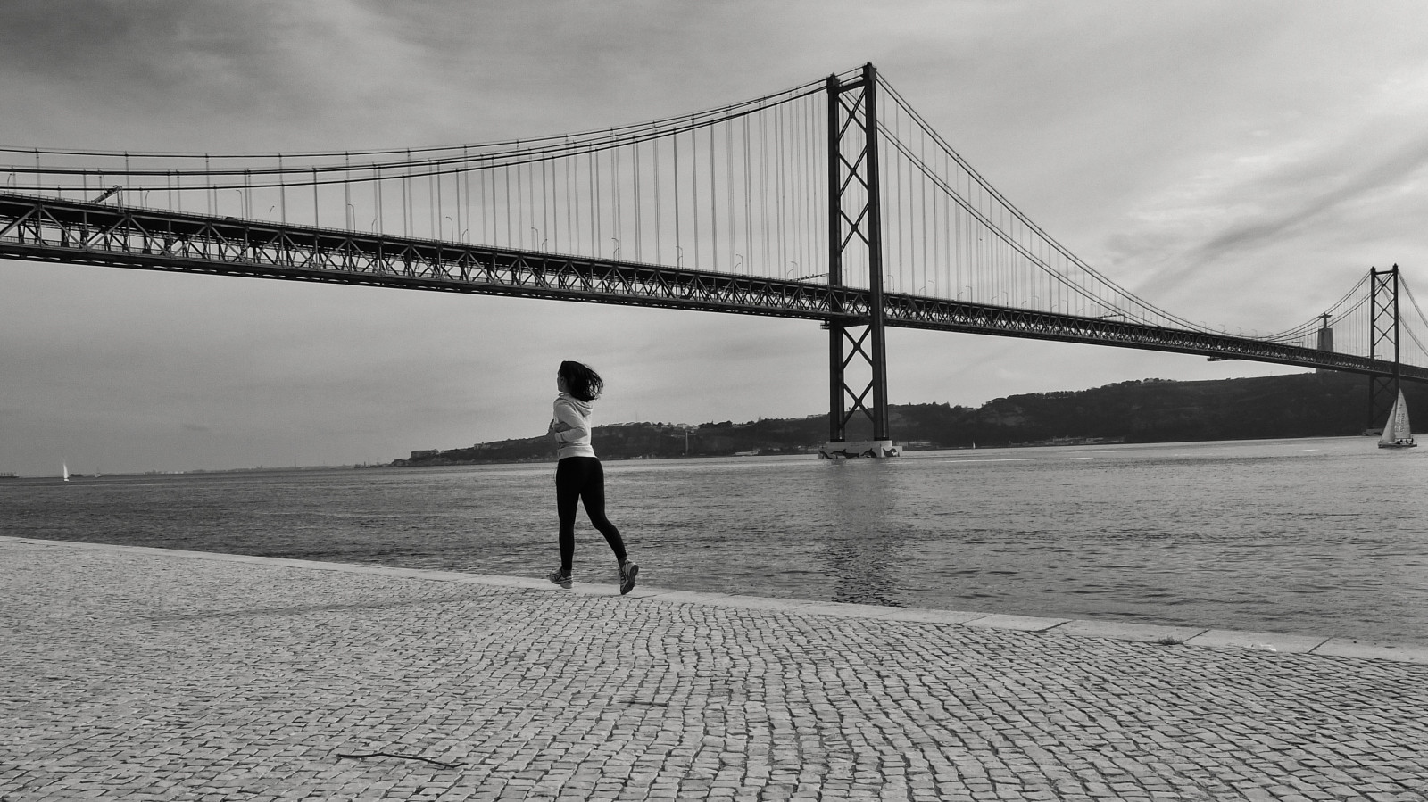 krajina, bílý, černobílý, 500px, moře, ulice, voda, nebe, fotografování, most, řeka, horizont, molo, Běh, Lisabon, visutý most, POV, Portugalsko, nízký, světlo, mrak, flickr, Černá bílá, žena, dřevěný, streetphotography, během dne, streetphotographer, x10, fujifilmx10, elegance, 169, tagus, Černý a bílý, monochromatické fotografování, lowpov, juststreet, fernandopc, fixed link