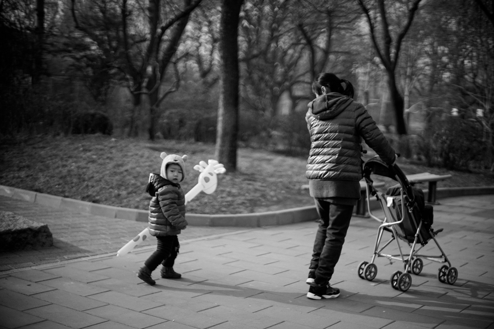 lidé, bílý, Černá, černobílý, ulice, Čína, městský, stín, silnice, fotografování, stojící, život, Beijing, Osoba, chůze, střelec, infrastruktura, výstřel, Černý a bílý, scéna, strom, dítě, Pohled, rostlina, wb, dívka, tělesné, zábava, Street View, člověk, pouliční život, třídaFoto, styl, fotografie, tma, streetphotography, lidstvo, upřímný, streetscene, streetshot, prasknutí, momentka, střílet, rekreace, urbanstreet, Černý a bílý, monochromatické fotografování, obratlovců, urbanview, živel, streetshooter, streetshoot, nocolor, Urbanpeople, Urbansence, Urbancandid, human behavior