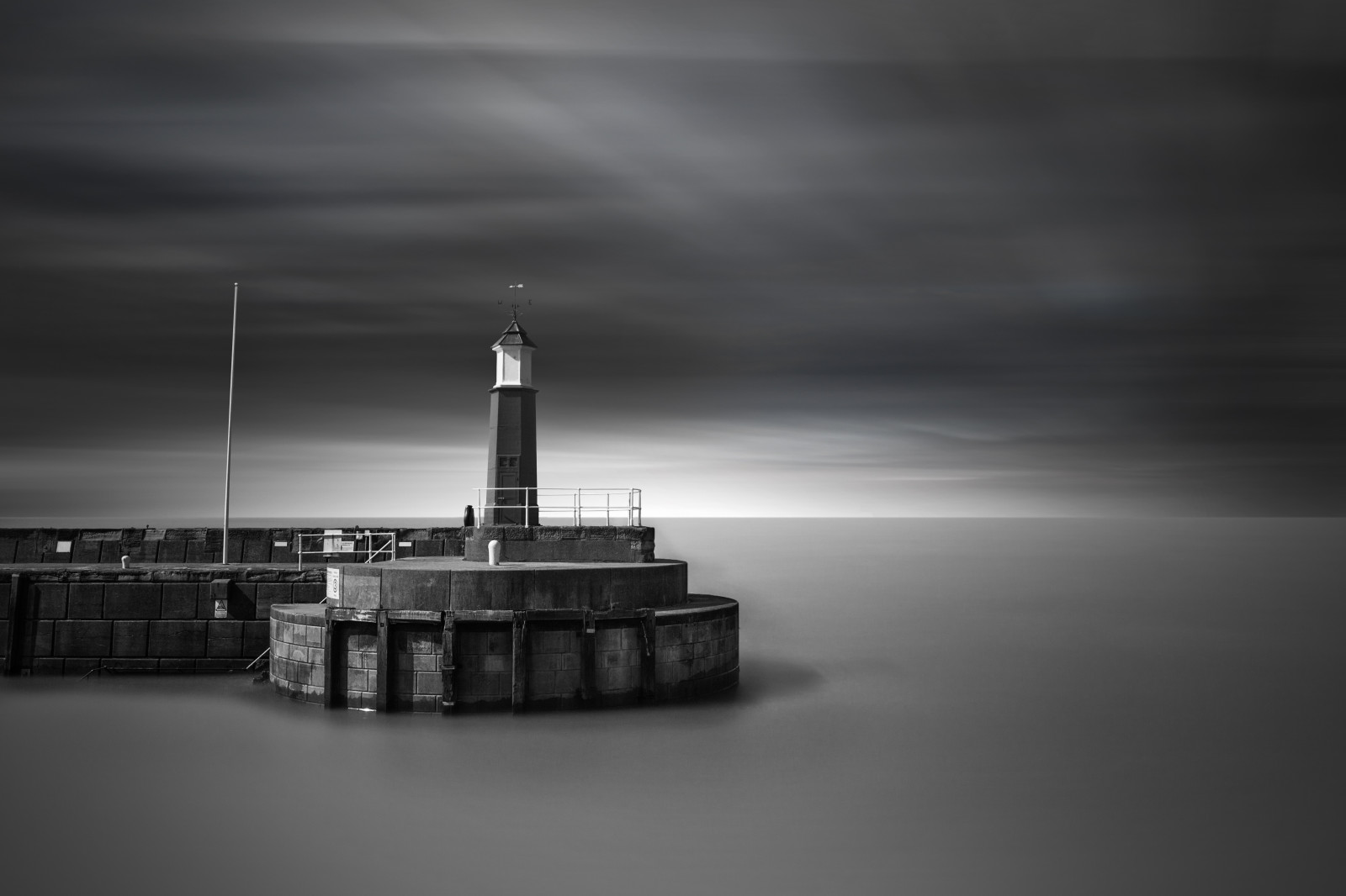 bílý, Černá, černobílý, temný, moře, panoráma města, noc, voda, budova, odraz, nebe, fotografování, mraky, uklidnit, věž, maják, horizont, atmosféra, Maják, Spojené království, barevná, Soumrak, fix, zdůrazňuje, longexposure, 10stop, mrak, hladký, tělesné, přímořská krajina, přístav, minimální, pozor, tma, selektivní, filtry, nábřeží, iplymouth, zátka, pobřežní, příliv, Černý a bílý, monochromatické fotografování, meteorologický jev, zátiší fotografování, zatímco, Hodinky, stock photography