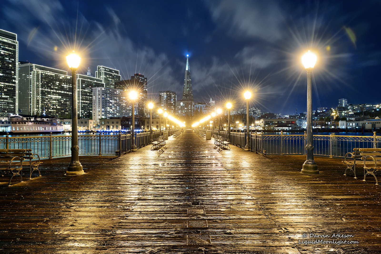 slunečnímu záření, světla, pouliční osvětlení, město, panoráma města, záliv, noc, voda, odraz, nebe, panoráma, večer, pobřeží, most, řeka, Kalifornie, horizont, Vánoce, molo, soumrak, duchové, metropole, 7, Pacifik, světlo, bouřlivý, strom, centrum, deštivý, osvětlení, bayarea, sedm, sanfrancisco, nový rok, urban area, vodní, Metropolitní oblast, Embarcadero, Transamerica, Darvin, atkeson, darv, lynneal, liquidmoonlightcom