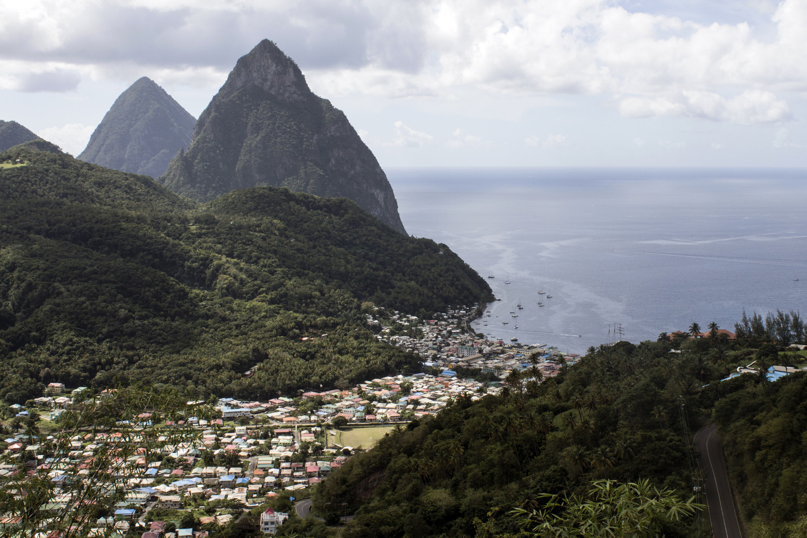 město, moře, městský, mer, hory, zelená, Cestovní ruch, voda, kámen, mraky, sopka, mar, město, dvojčata, agua, eau, kobyla, uvést, pueblo, ciudad, paisaje, uNESCO, worldheritagesite, Formace, Twin Peaks, tropický, zeleň, karibský, vrcholy, bujný, plachetnice, mraky, stlucia, ville, paesaggio, zeleň, tourisme, antilles, montagnes, urbain, volcan, Cime, rockformation, sommet, Caraibes, Stlucie, soufri re, Pitons, Voiliers, Patrimoinemondial, Lesduvent, Winwardislands