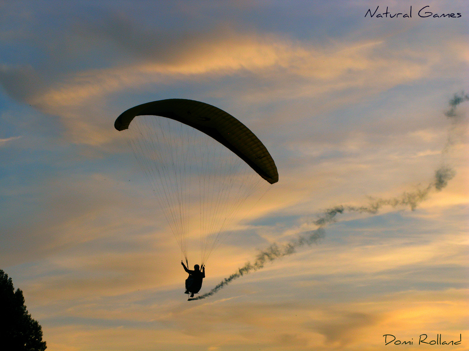 krajina, sport, západ slunce, nebe, svítání, oranžový, vítr, horizont, paragliding, Let, mrak, blinkagain, ciel, padák, coucherdesoleil, Atmosféra Země, extrémní sport, parašutismus, meteorologický jev, parapente, Windsports, letecké sporty, podívaná, výsadkář, poháněl paragliding, Millau, Vollibre, Přírodní hry