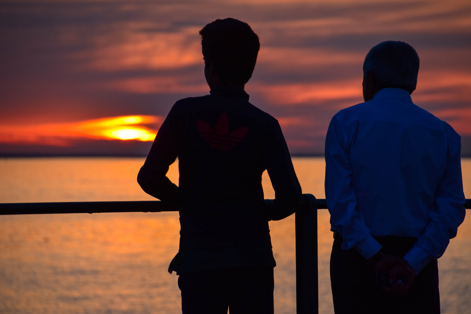 slunečnímu záření, západ slunce, moře, město, Příroda, nebe, silueta, večer, slunce, letní, Švédsko, Evropa, soumrak, Osoba, Sverige, sk nel n, se, v strahamnen, solnedg ng, vatten, siluett, Malmo, tr d cket, dřevěný, sundspromenaden, goodnightsun