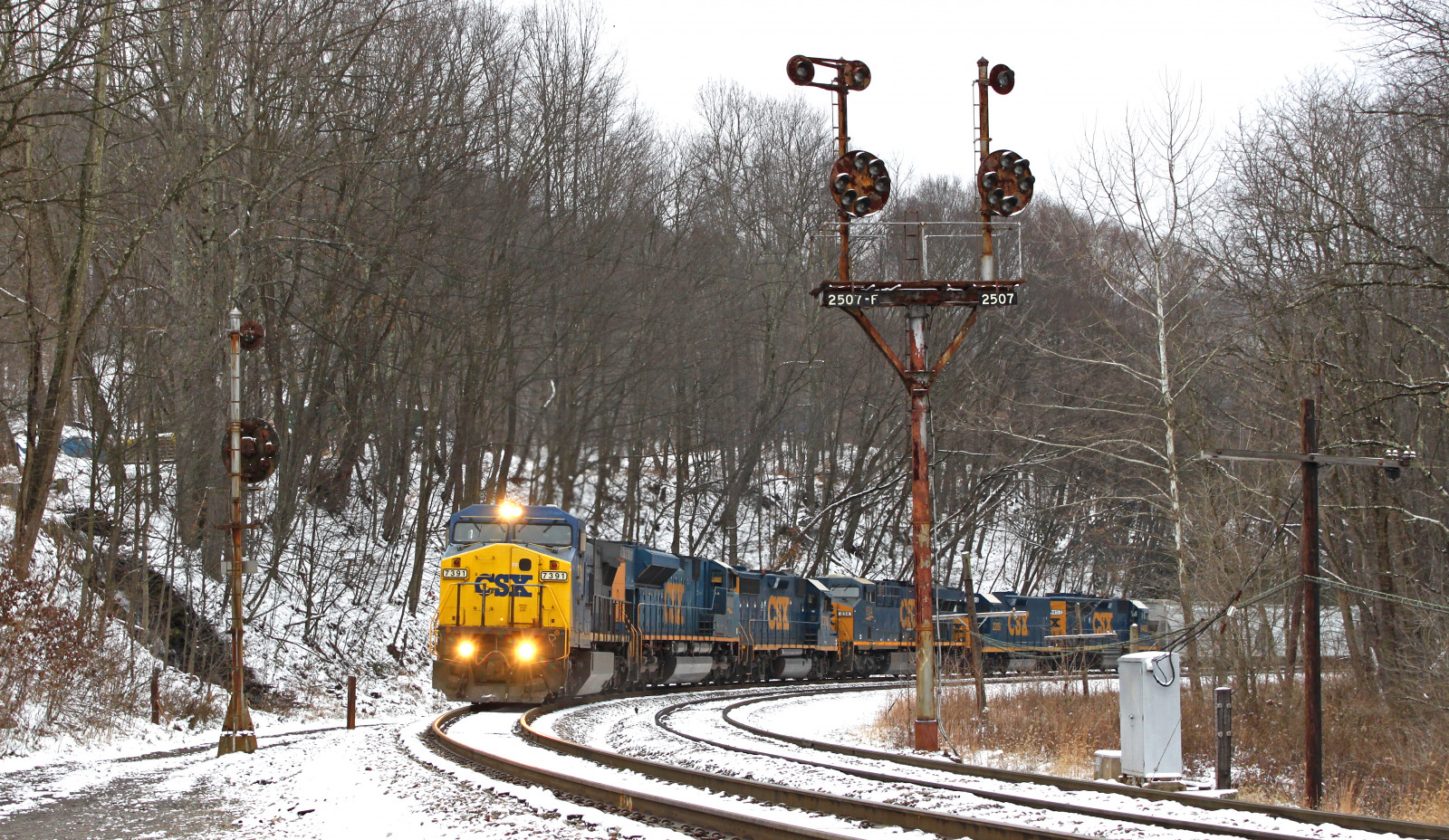 kopec, sníh, zima, vozidlo, silnice, vlak, železnice, signál, doprava, lokomotiva, zmrazení, elektřina, slimák, Matka, Virginie, světlo, GE, barva, západ, strom, železnice, hora, nahoru, rostlina, les, dráha, CSX, SUB, cpl, MTN, wv, železniční doprava, kolejová vozidla, železniční vůz, pozice, elektrické napájení, EMD, yn2, gp382, bo, Es44ac, Sd70ace, Yn3, C408w, Amblersburg, Q316, 7391, Gp402, 4848, 2710, 834, 2209, 6452