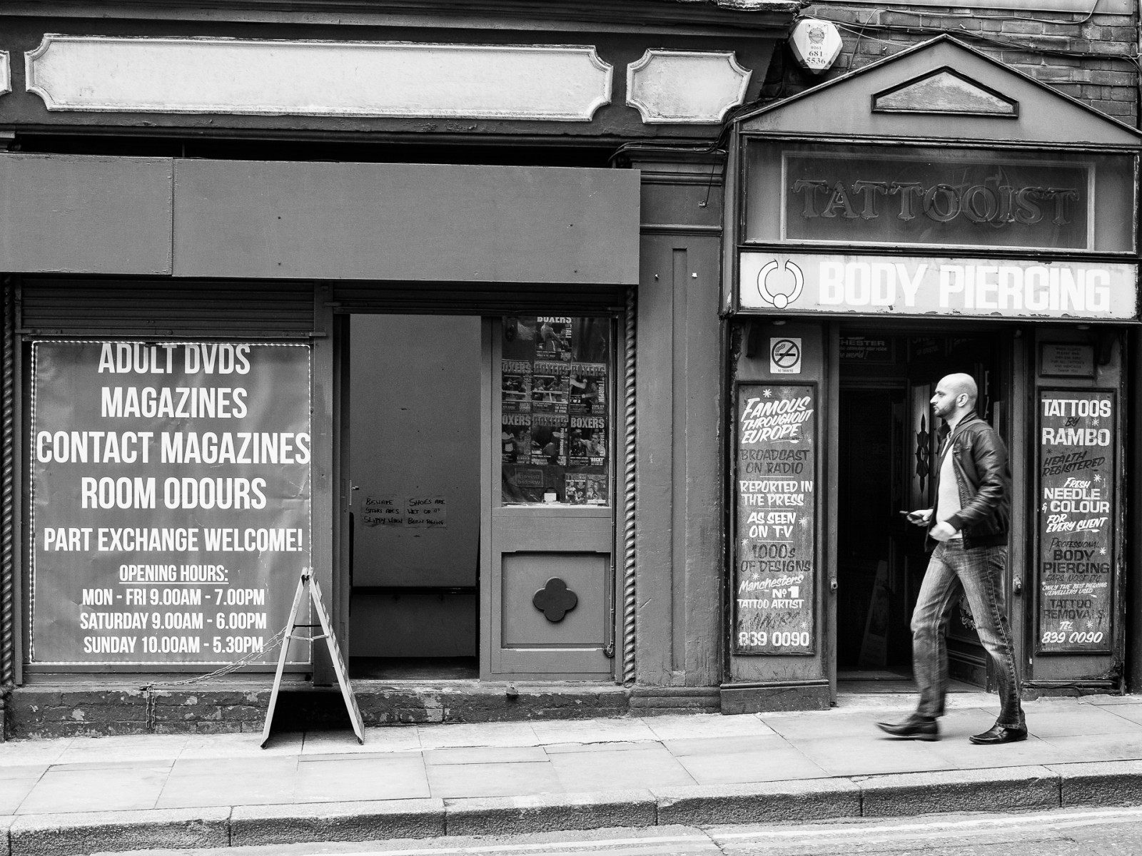 Menschen, einfarbig, Fenster, Stadt, Straße, städtisch, Gebäude, Mauer, Straße, Text, Tätowierung, Schild, Stadt, Tür, Handy, Vereinigtes Königreich, Gehen, Infrastruktur, Schwarz und weiß, Bw, Mann, Tür, Strassenfotografie, offen, Lunaphoto, Urbanarte, Manchester, Großbritannien, M43, Microfourthirds, Peterbartlett, Mobiltelefon, Schaufenster, Schaufenster, Fassade, Olympuspenf, Niksilverefex, Schwarz und weiß, Monochrome fotografie, öffentlicher Raum, Adultentertainment