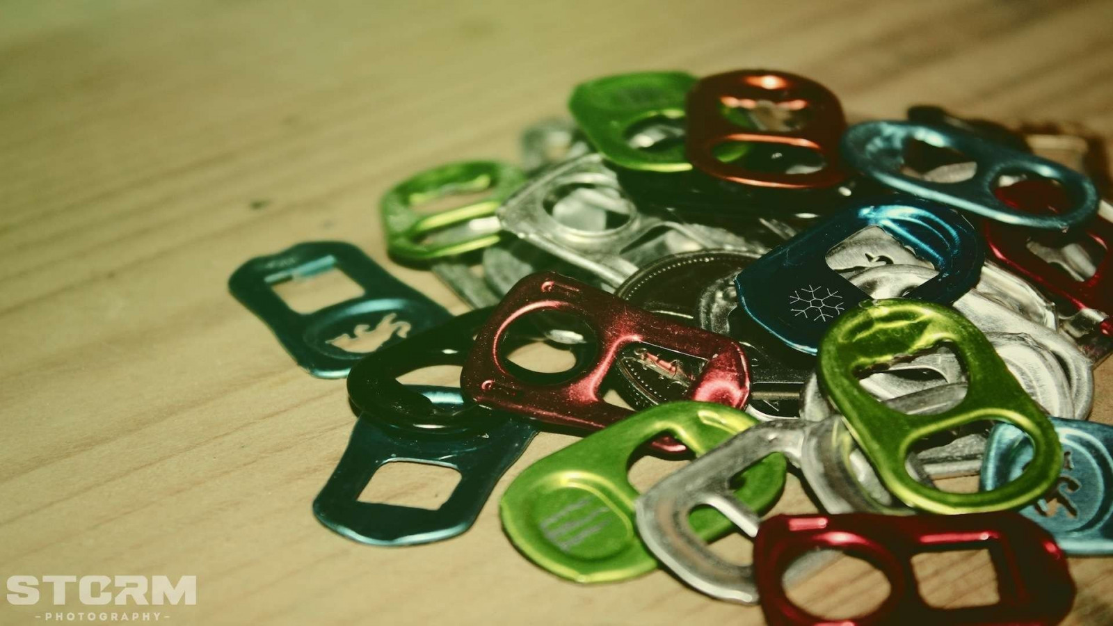 1920x1080 px, pivo, Černá, modrý, láhev, Býk, čepice, barvy, energie, zelená, netvor, Červené, stříbrný, dřevo