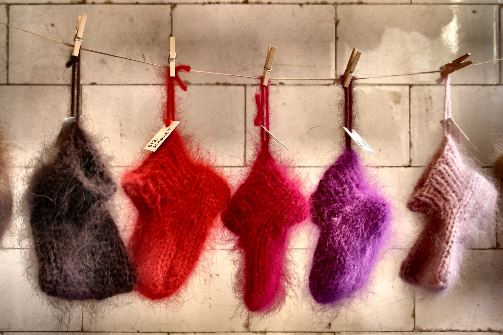 rød, sokker, væg, pels, uld, Manhattan, garn, støvletter, dag, Foto, NewYork, indendørs, fuzzy, ny, nyc, New York City, Amerikas Forenede Stater, strikning, soho, tøjklemmer, klarlægge, yarnshop, knittingshop, purlsoho, wikihowl