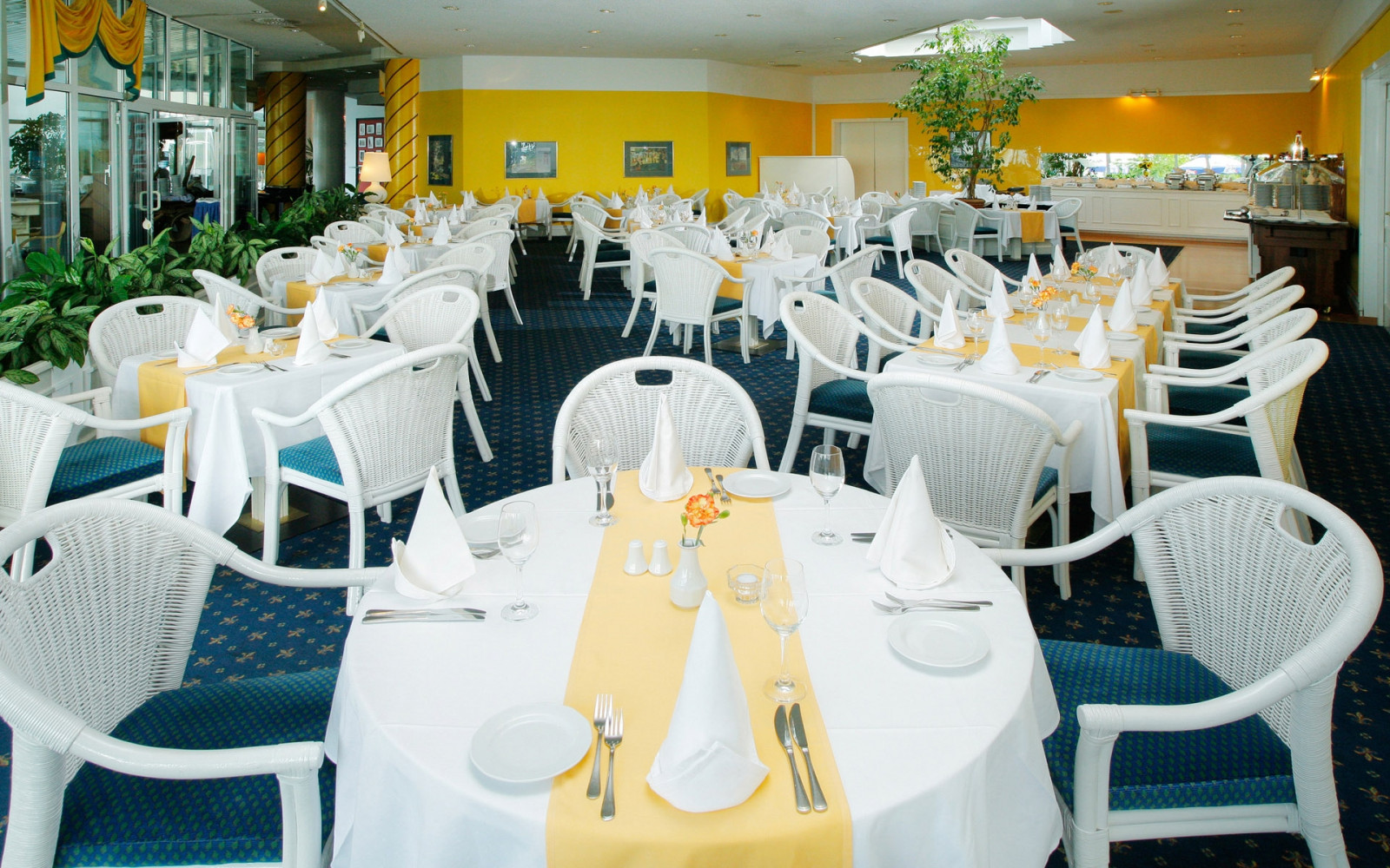 værelse, restaurant, begivenhed, balsal, tabeller, parti, bryllup, stole, måltid, ceremoni, bryllupsreception, funktion hall, banket, omdrejningspunktet